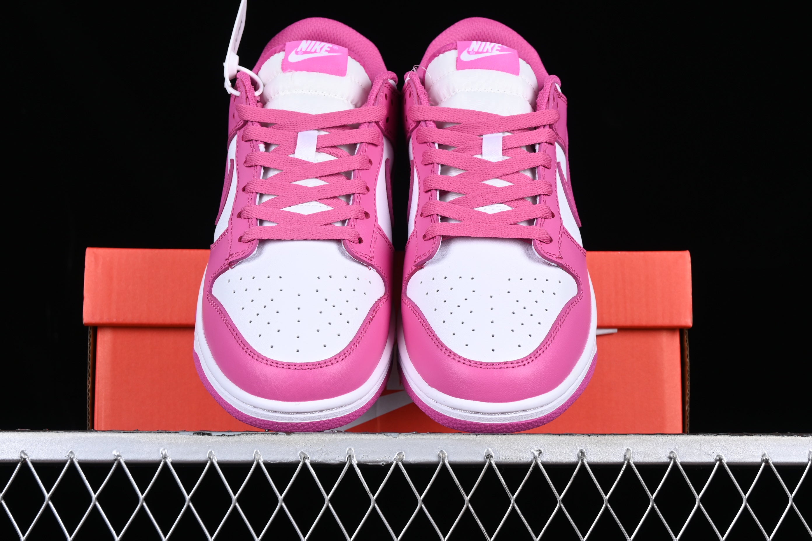 NikeWMNS SB Dunk Low - Active Fuchsia