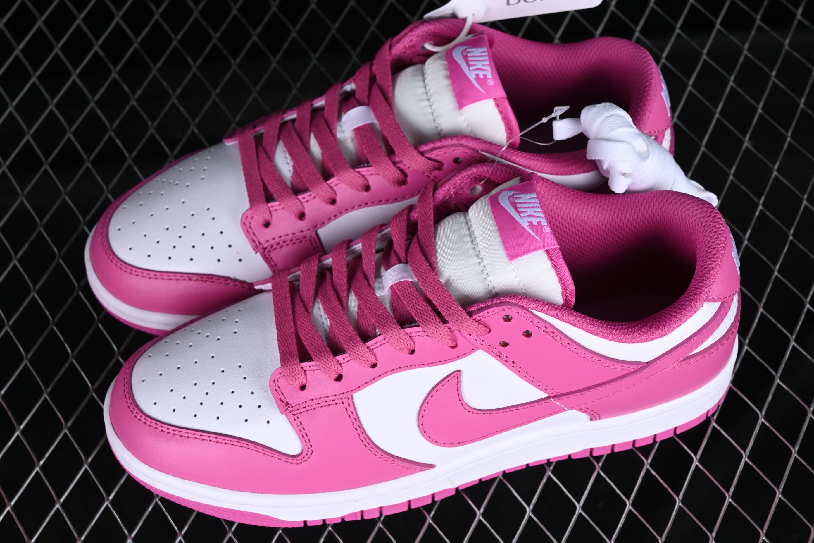 NikeWMNS SB Dunk Low - Active Fuchsia