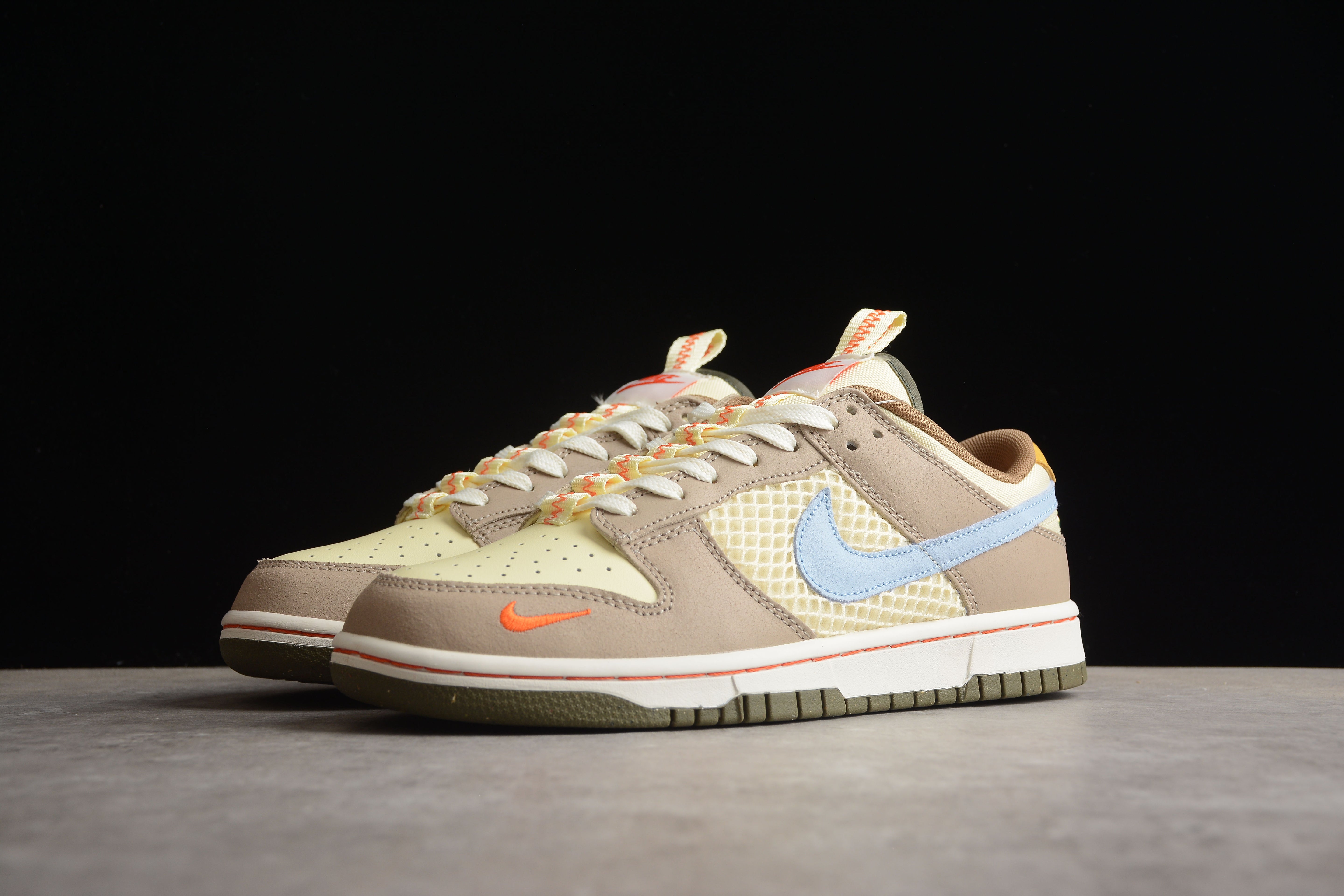 NikeMens Dunk Low Retro - Cartoon