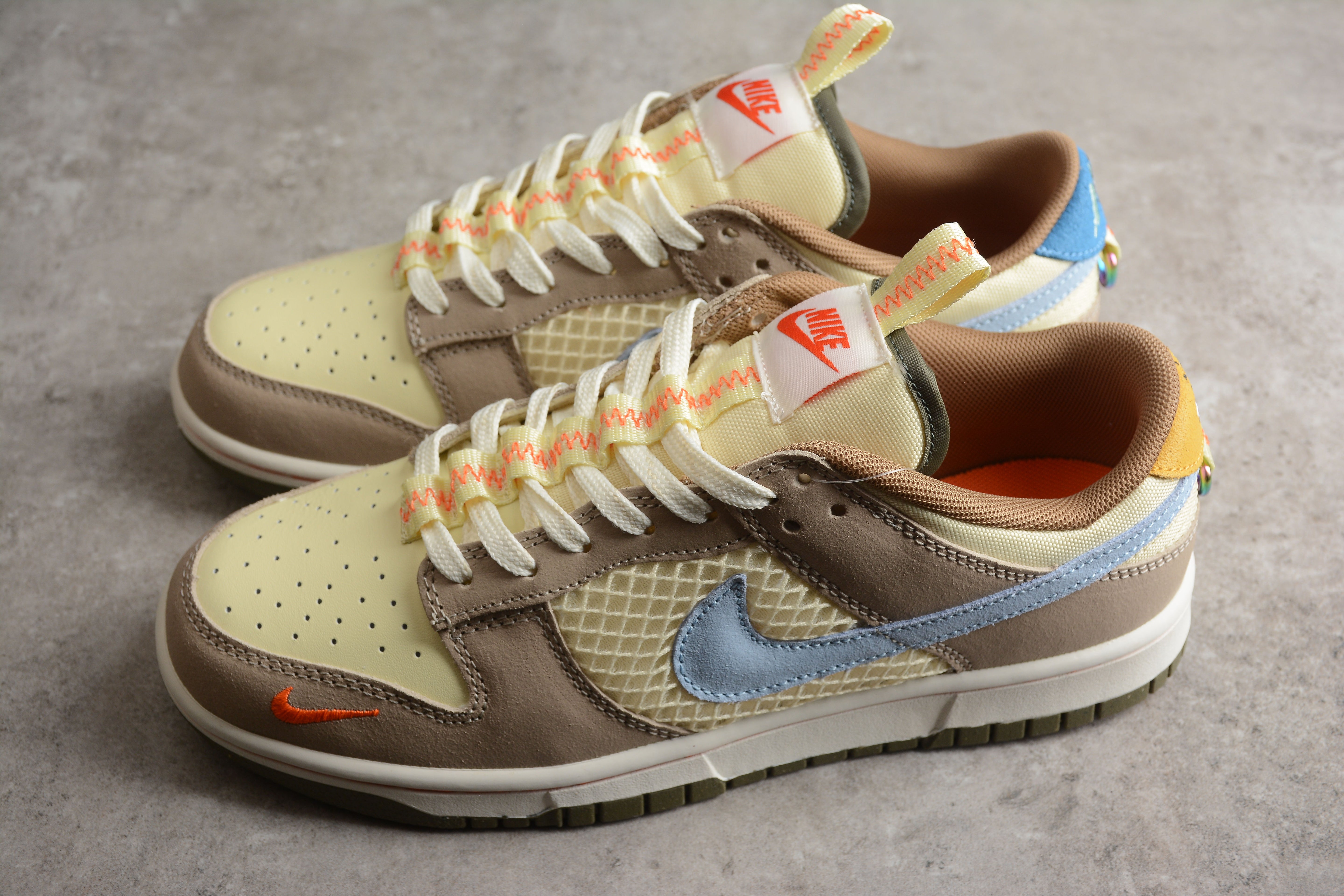 NikeMens Dunk Low Retro - Cartoon