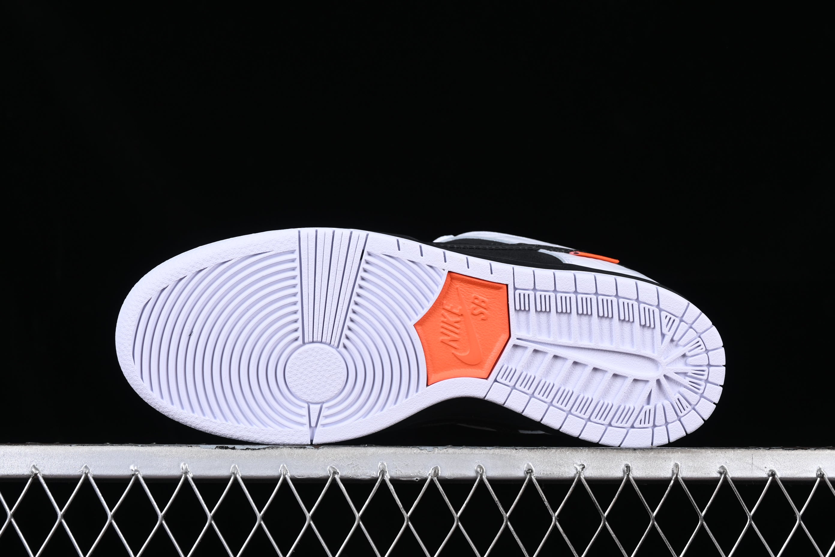 NikeSB Dunk Low - TIGHTBOOTH