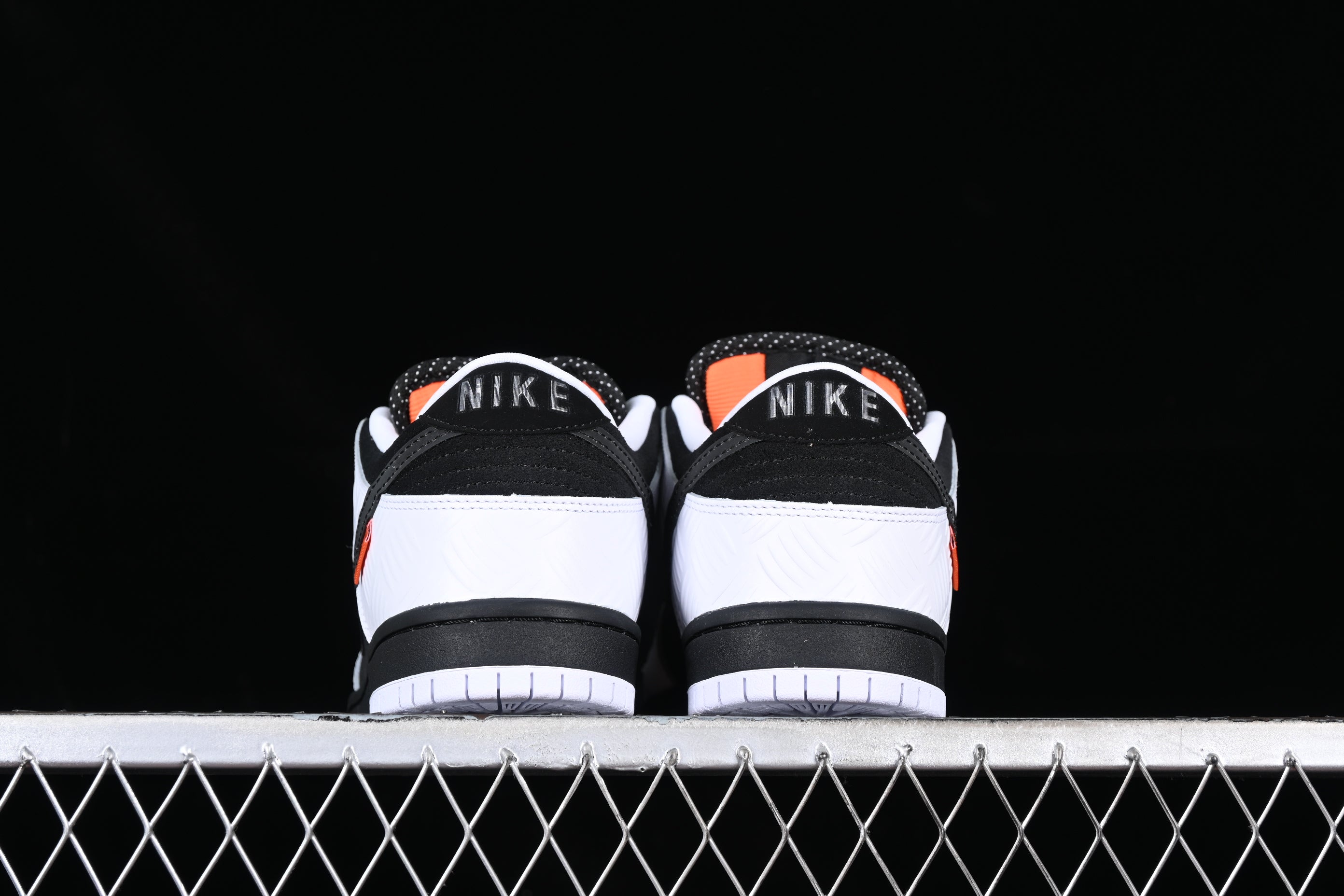 NikeSB Dunk Low - TIGHTBOOTH