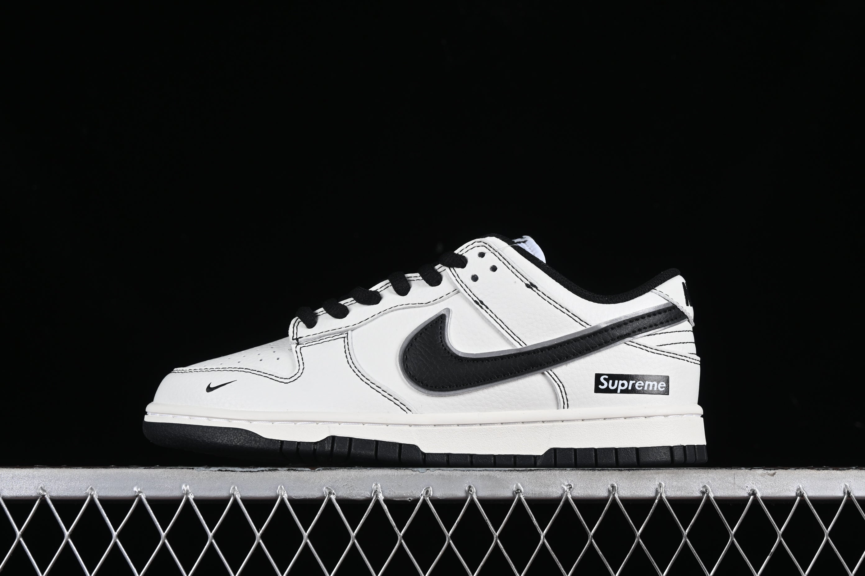 Supreme x NikeUnisex SB Dunk Low - White/Black