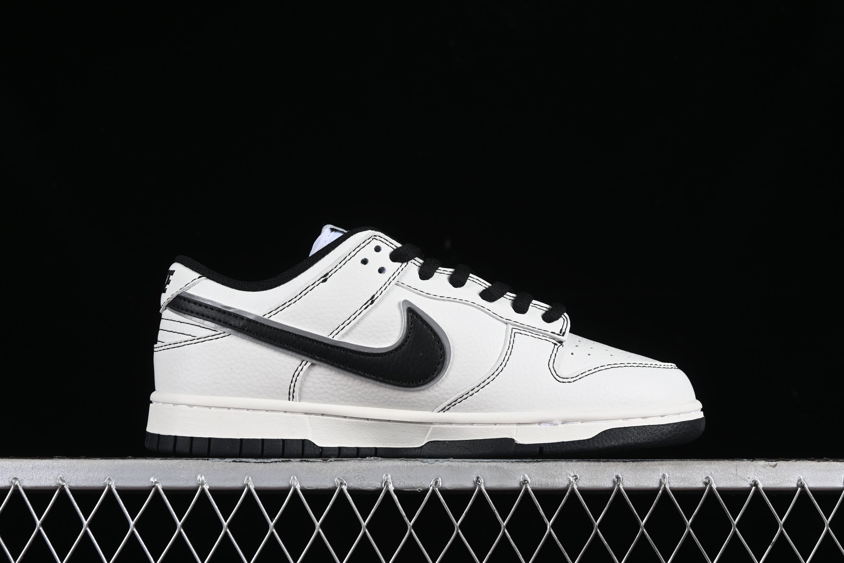 Supreme x NikeUnisex SB Dunk Low - White/Black