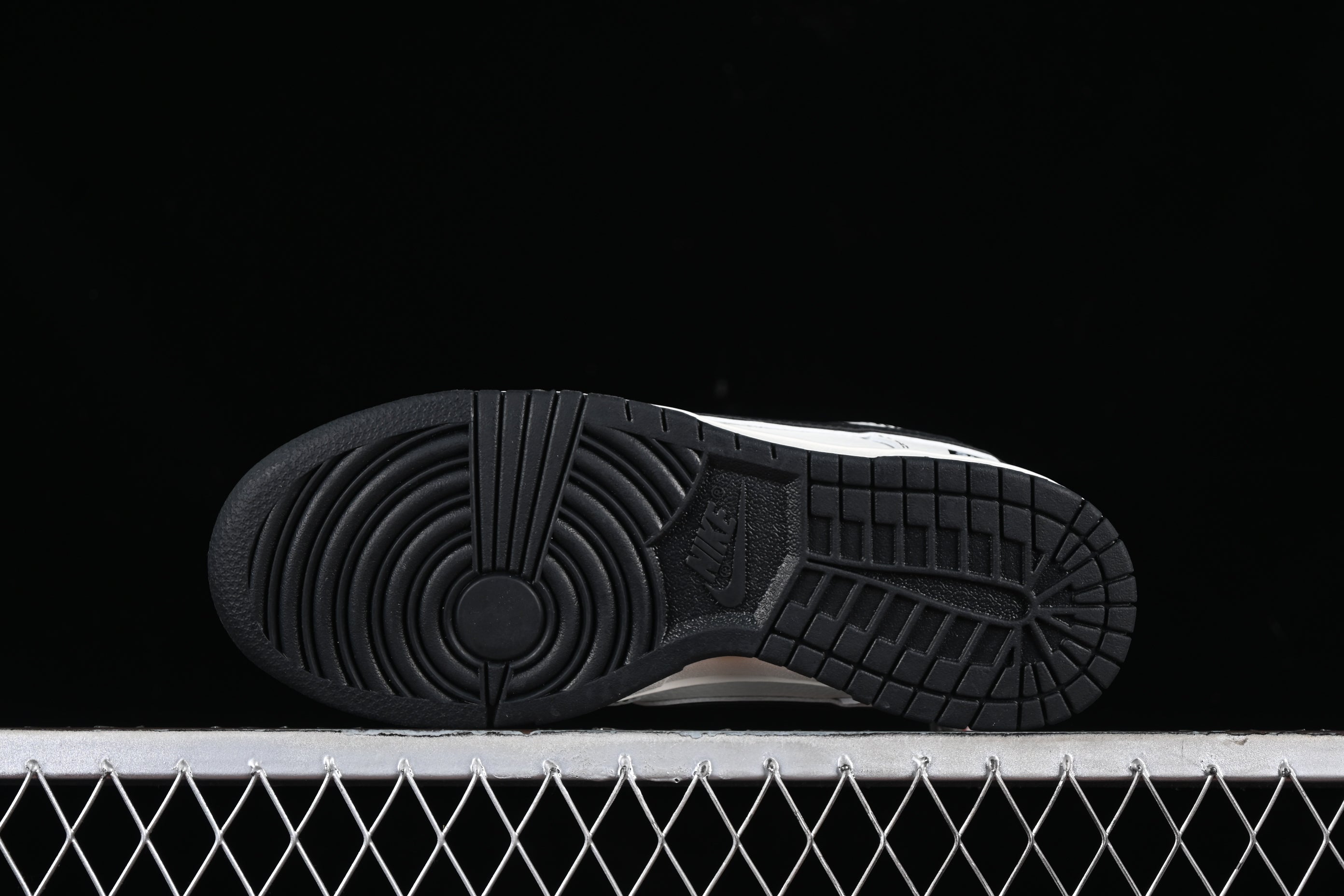 Supreme x NikeUnisex SB Dunk Low - White/Black