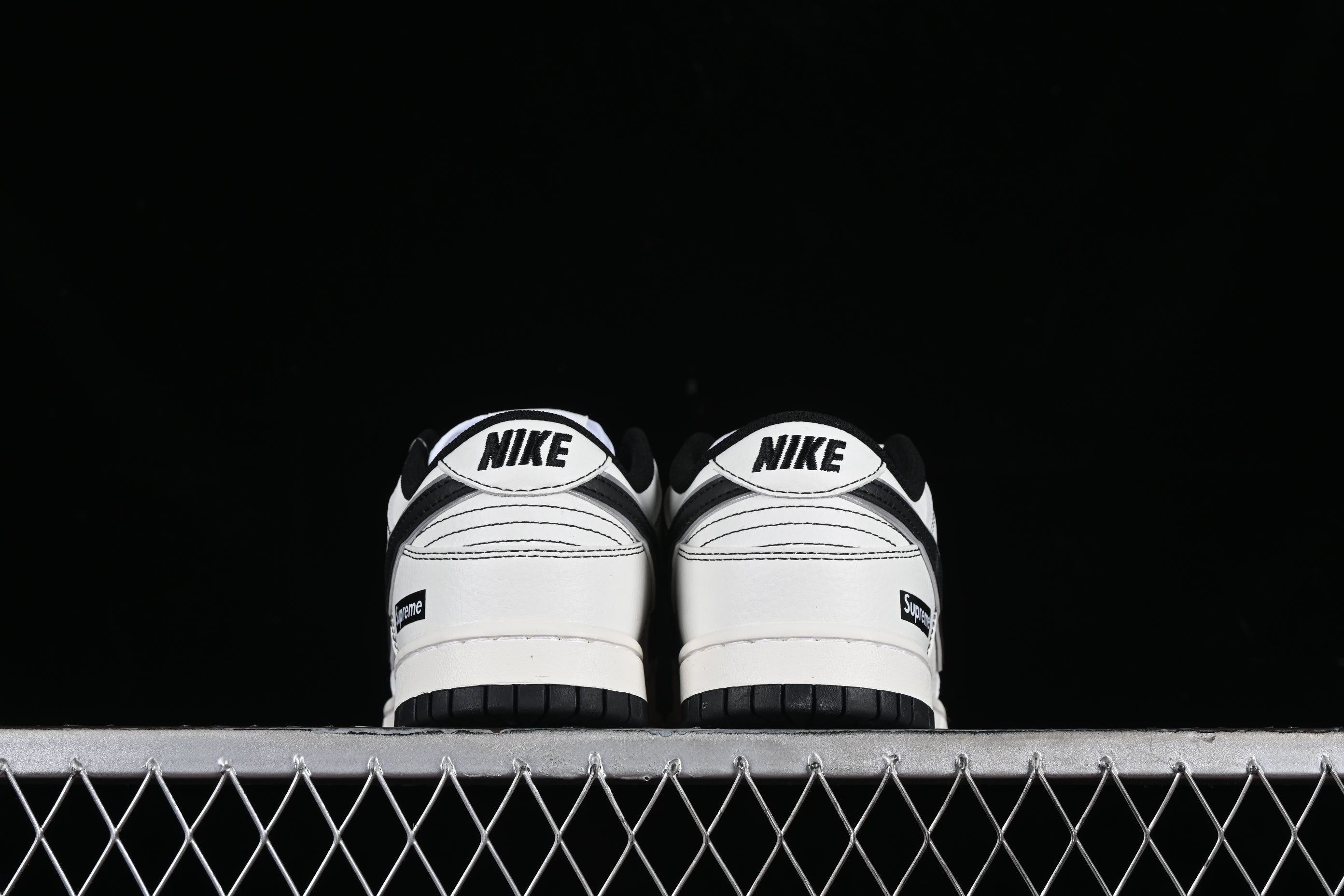 Supreme x NikeUnisex SB Dunk Low - White/Black