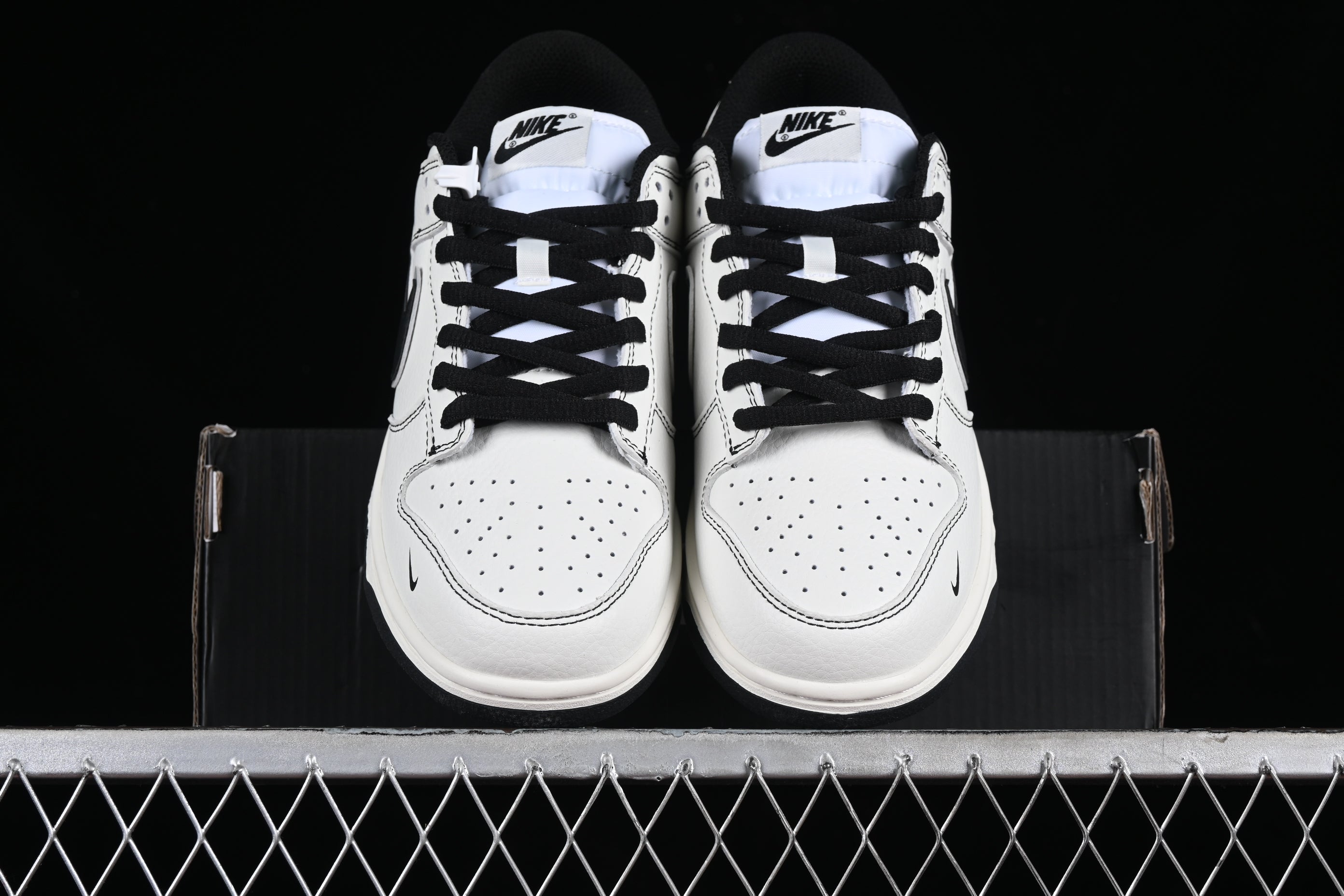 Supreme x NikeUnisex SB Dunk Low - White/Black