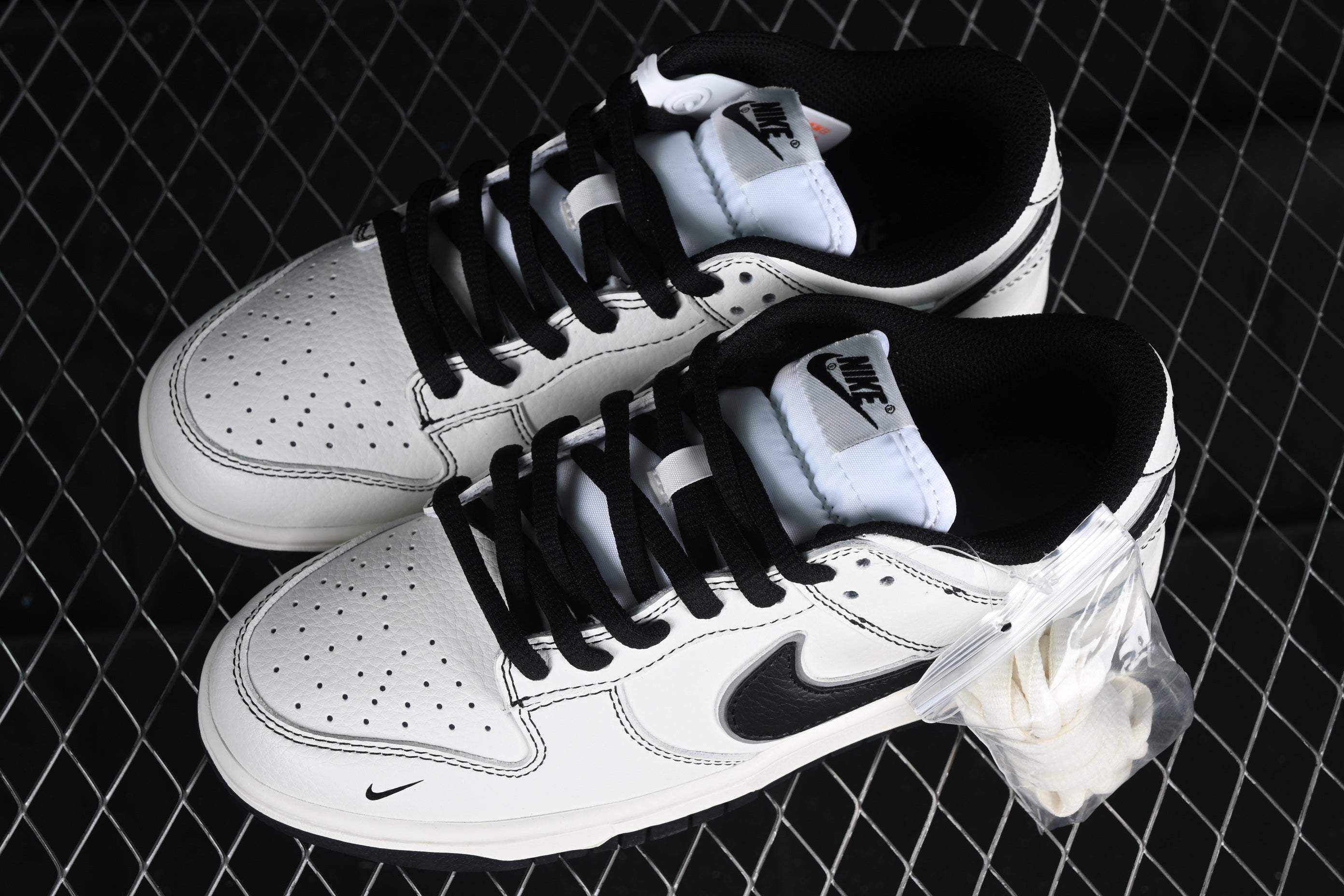 Supreme x NikeUnisex SB Dunk Low - White/Black