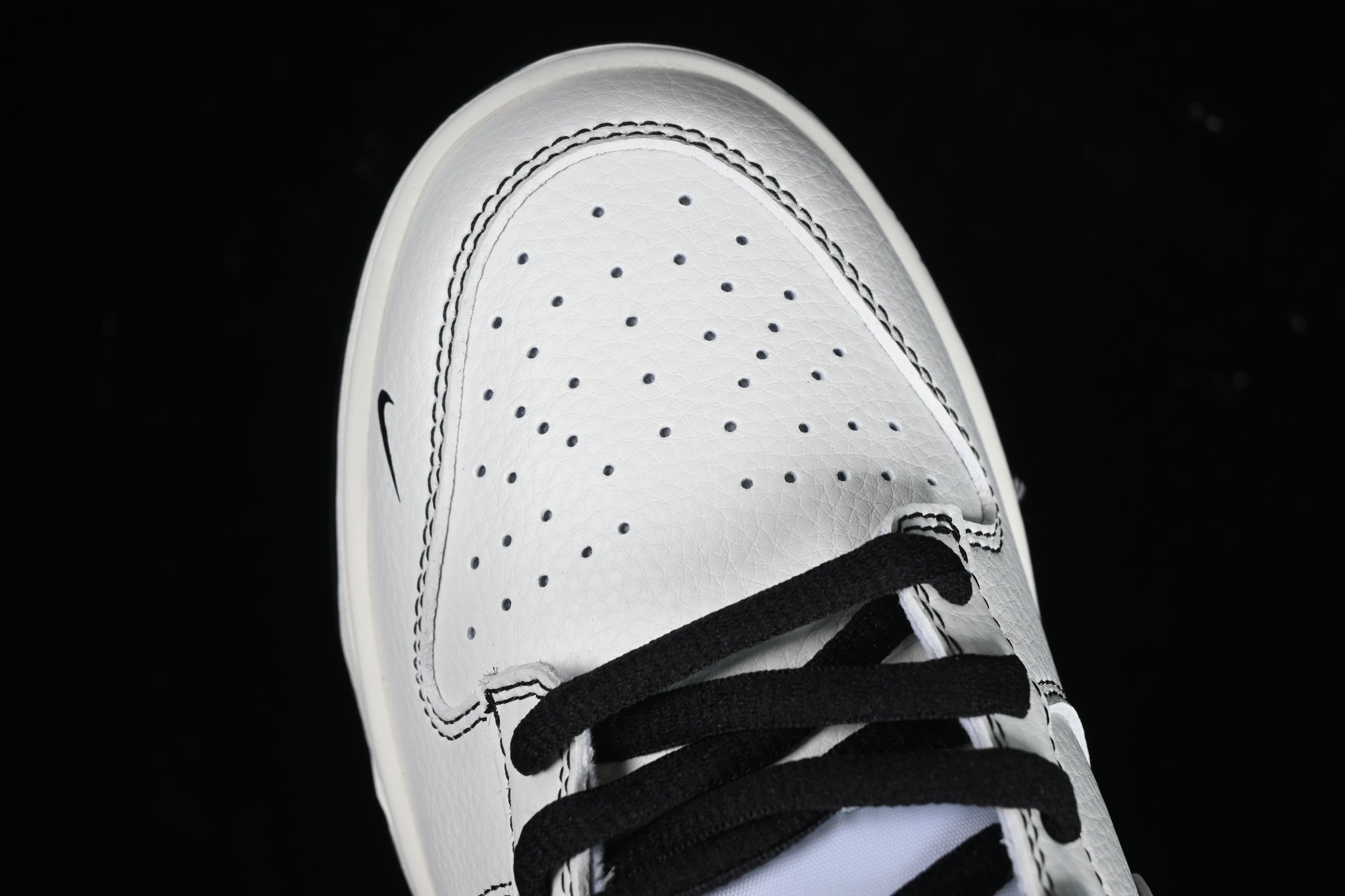 Supreme x NikeUnisex SB Dunk Low - White/Black
