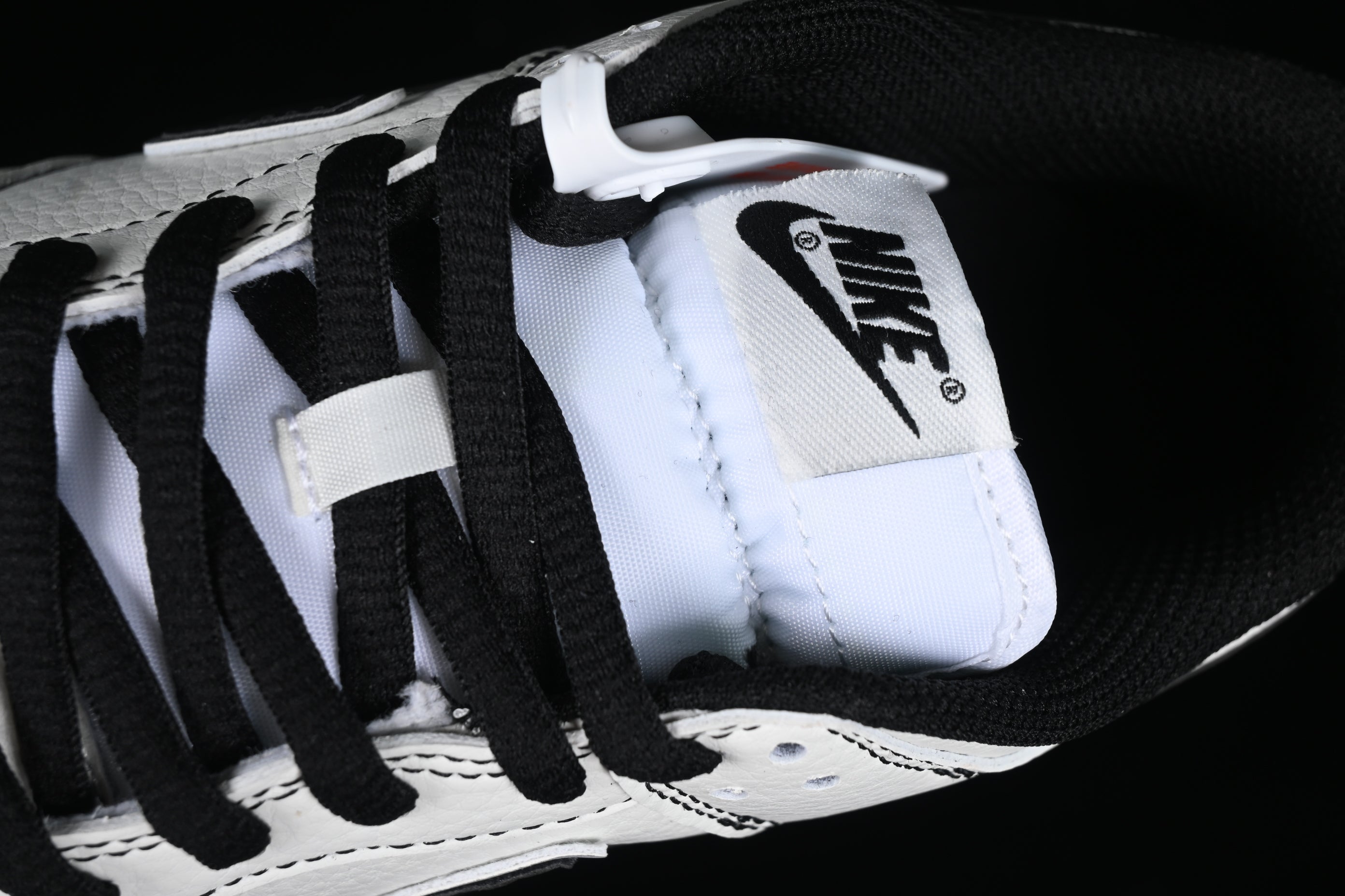 Supreme x NikeUnisex SB Dunk Low - White/Black