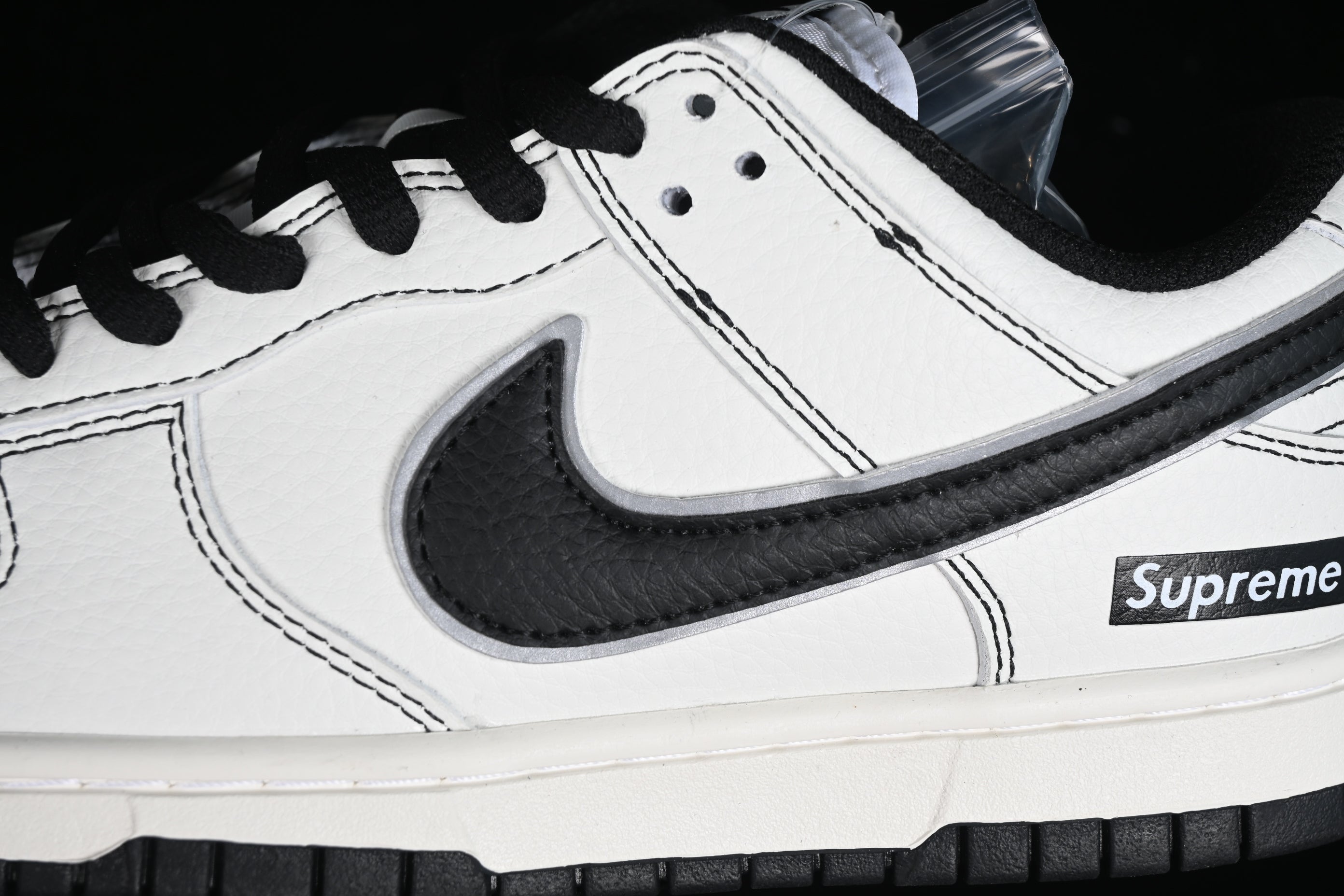 Supreme x NikeUnisex SB Dunk Low - White/Black
