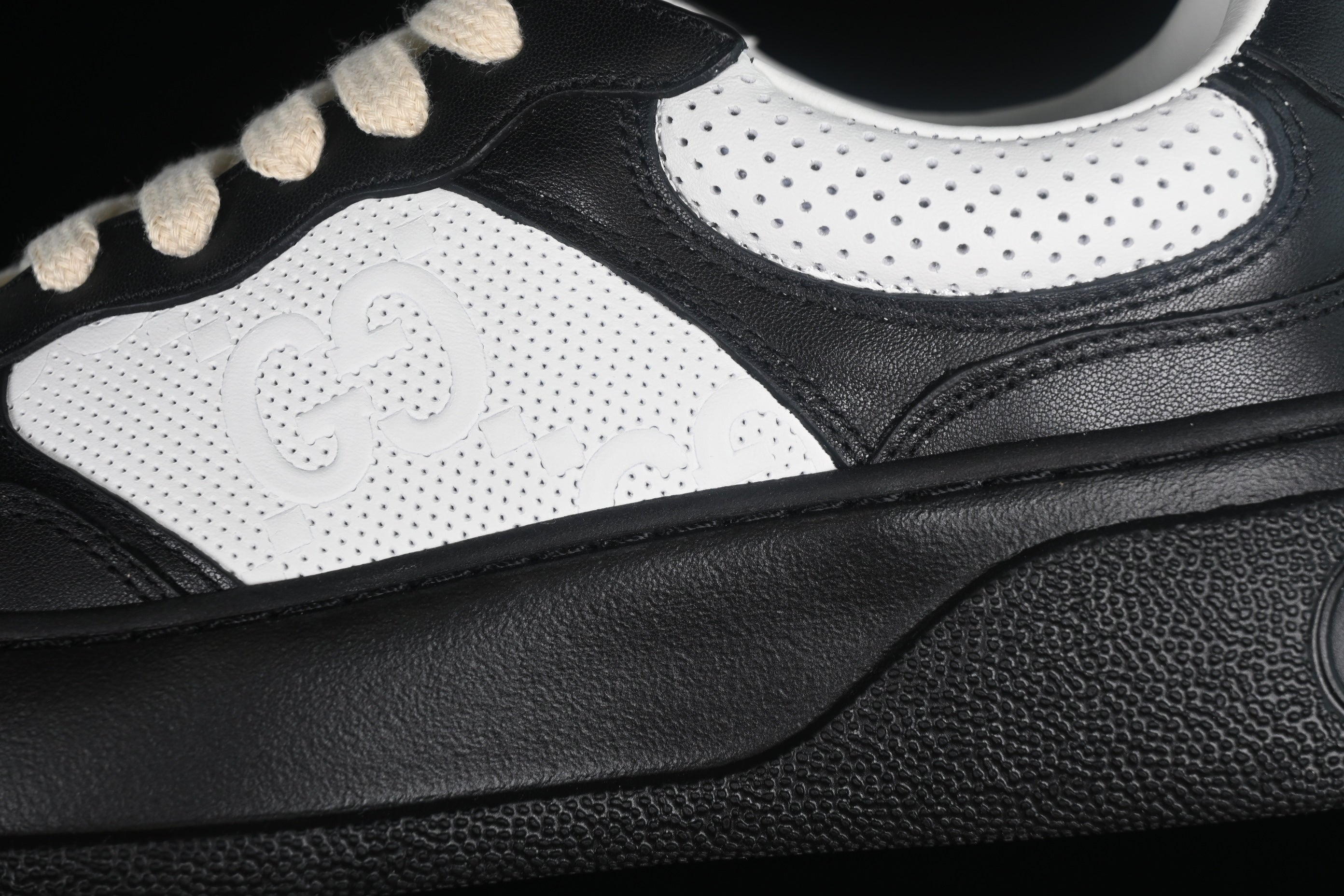 GucciUnisex GG Embossed - Black