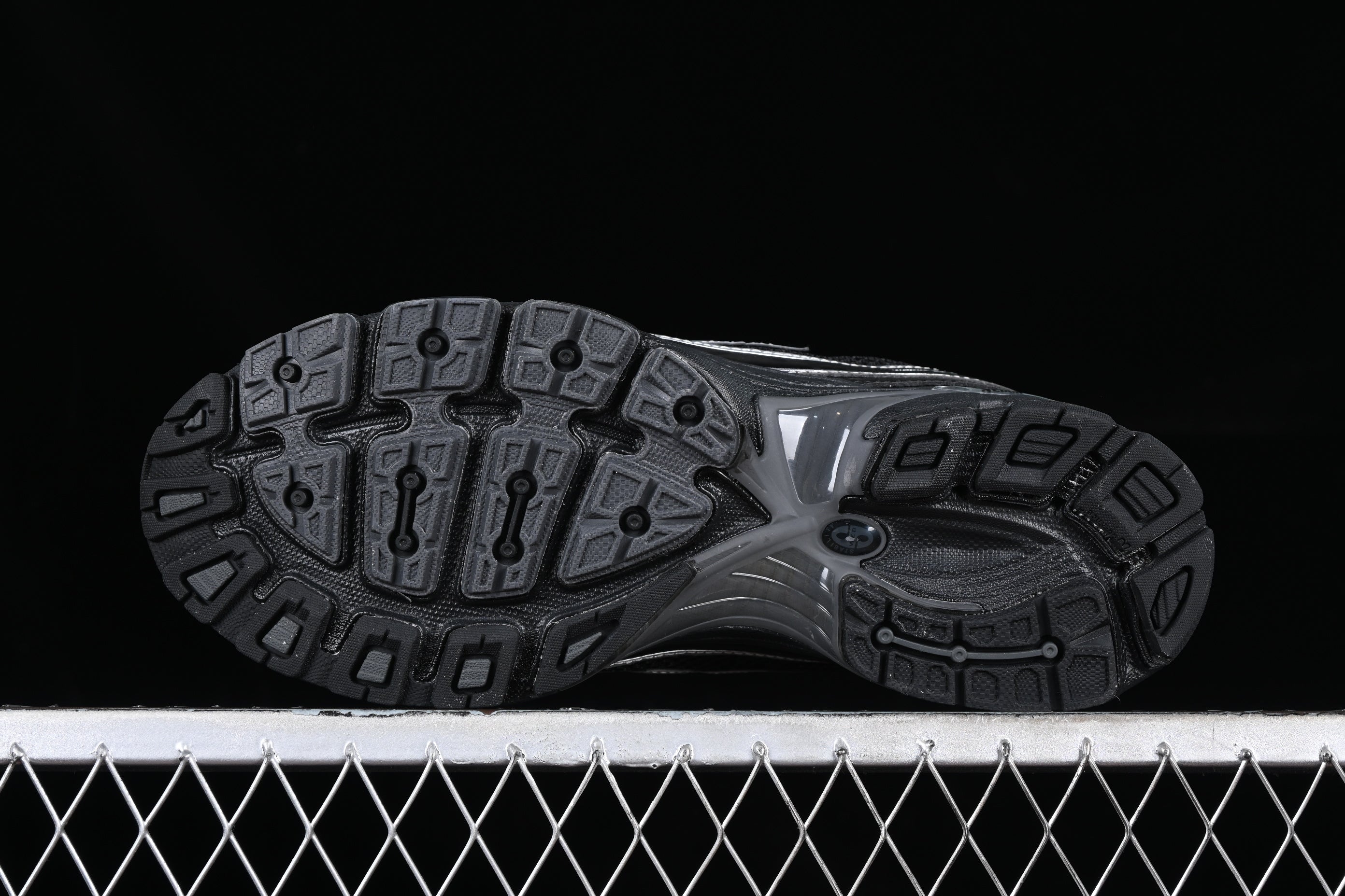 New Balance 740 - Black/Silver