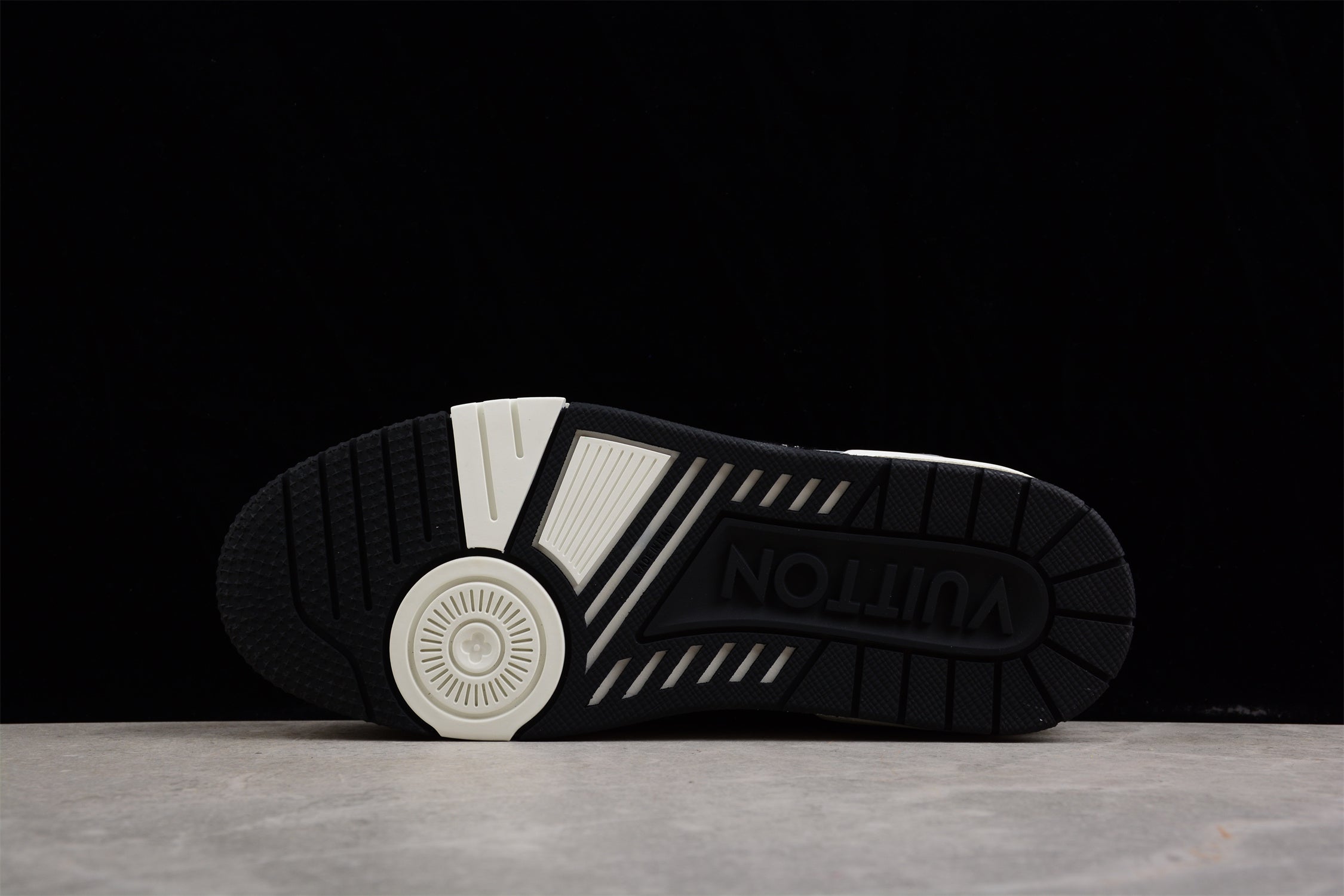 LouissVuitton Trainer Dual Tons - Black