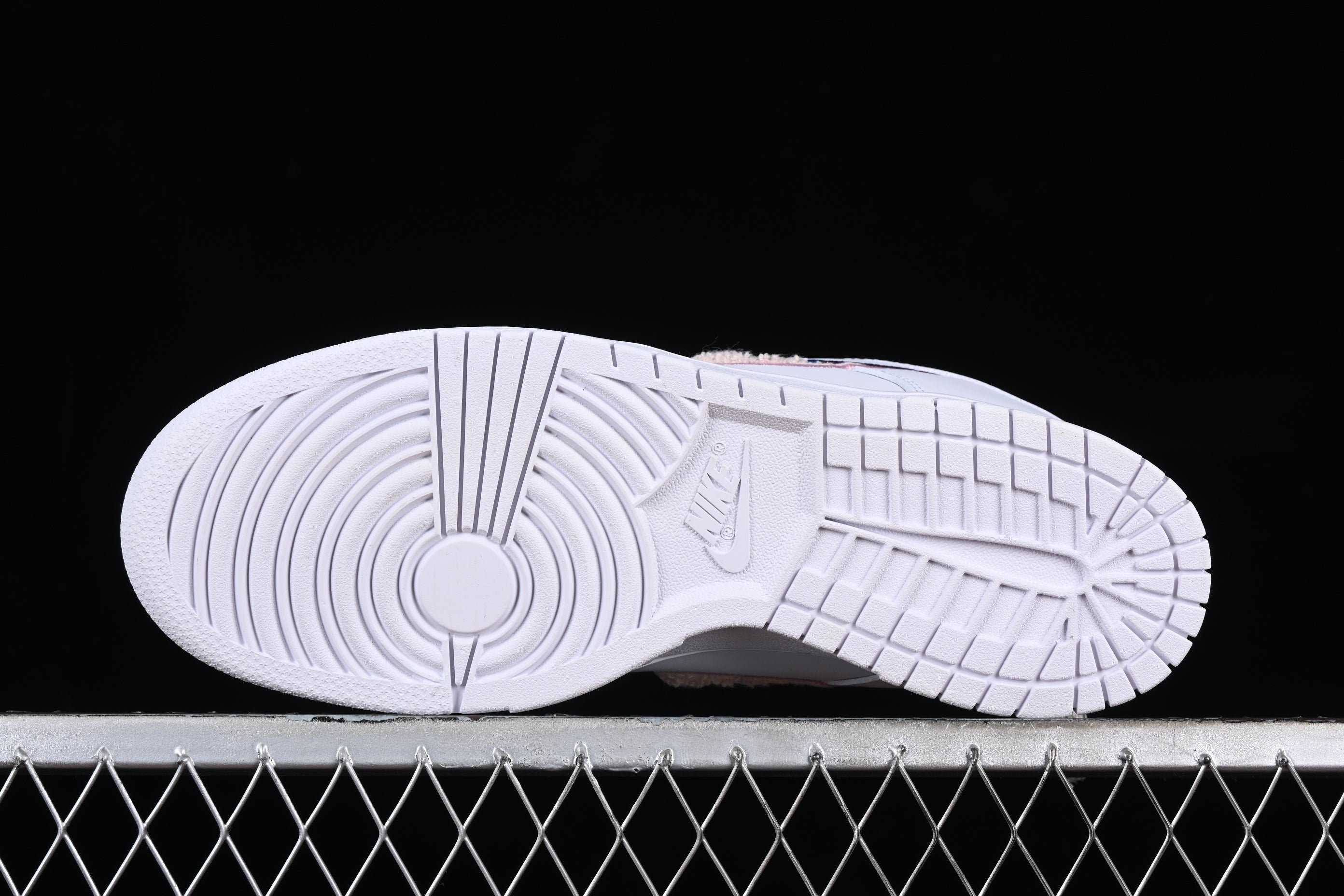 NikeSB Dunk Low Parra - White
