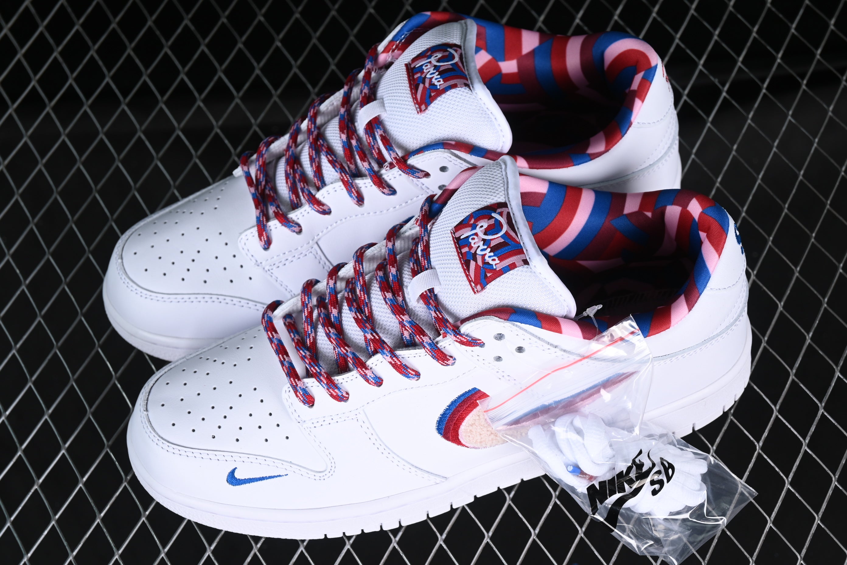 NikeSB Dunk Low Parra - White