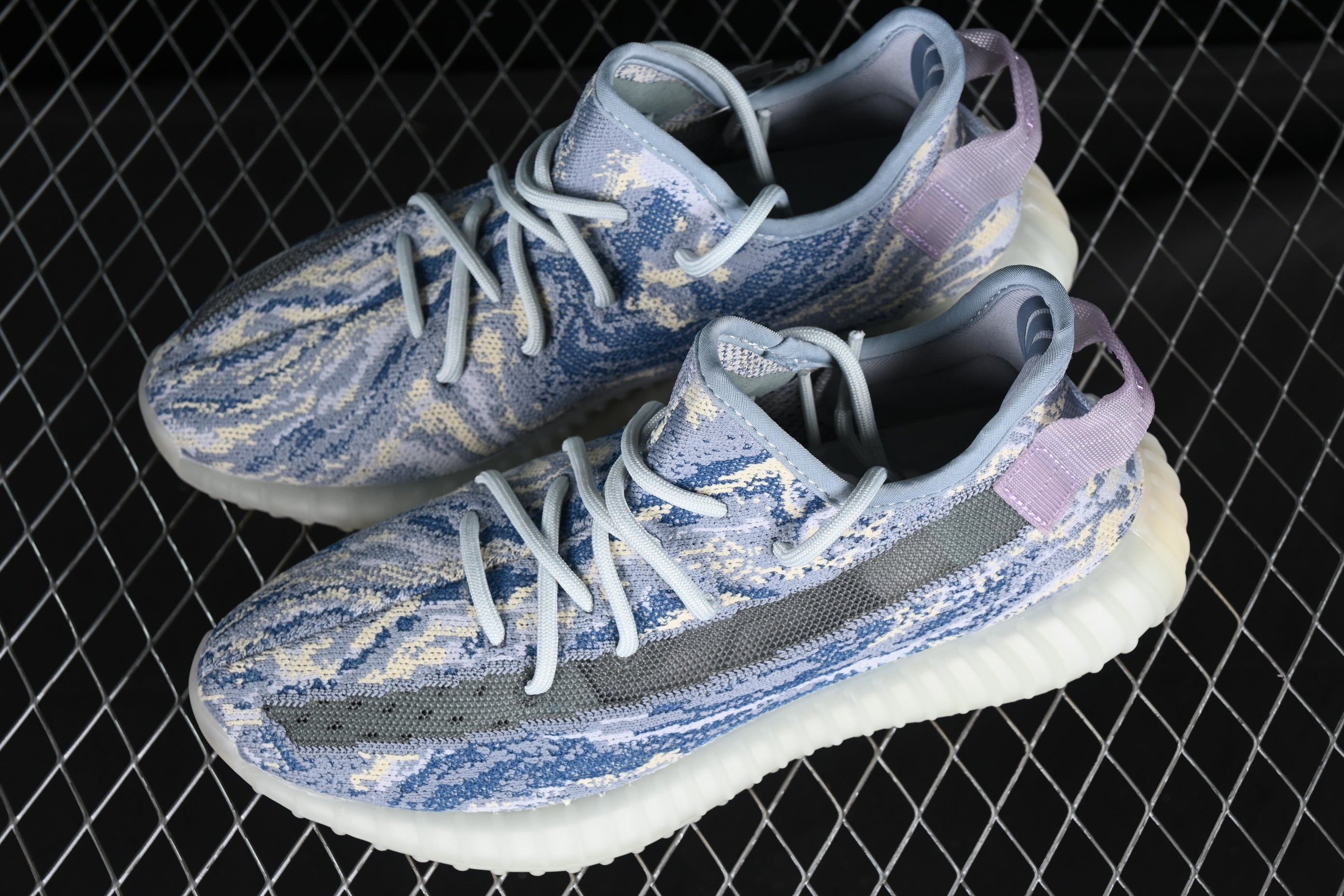 adidasUnisex Yeezy Boost 350 V2 - MX Frost Blue