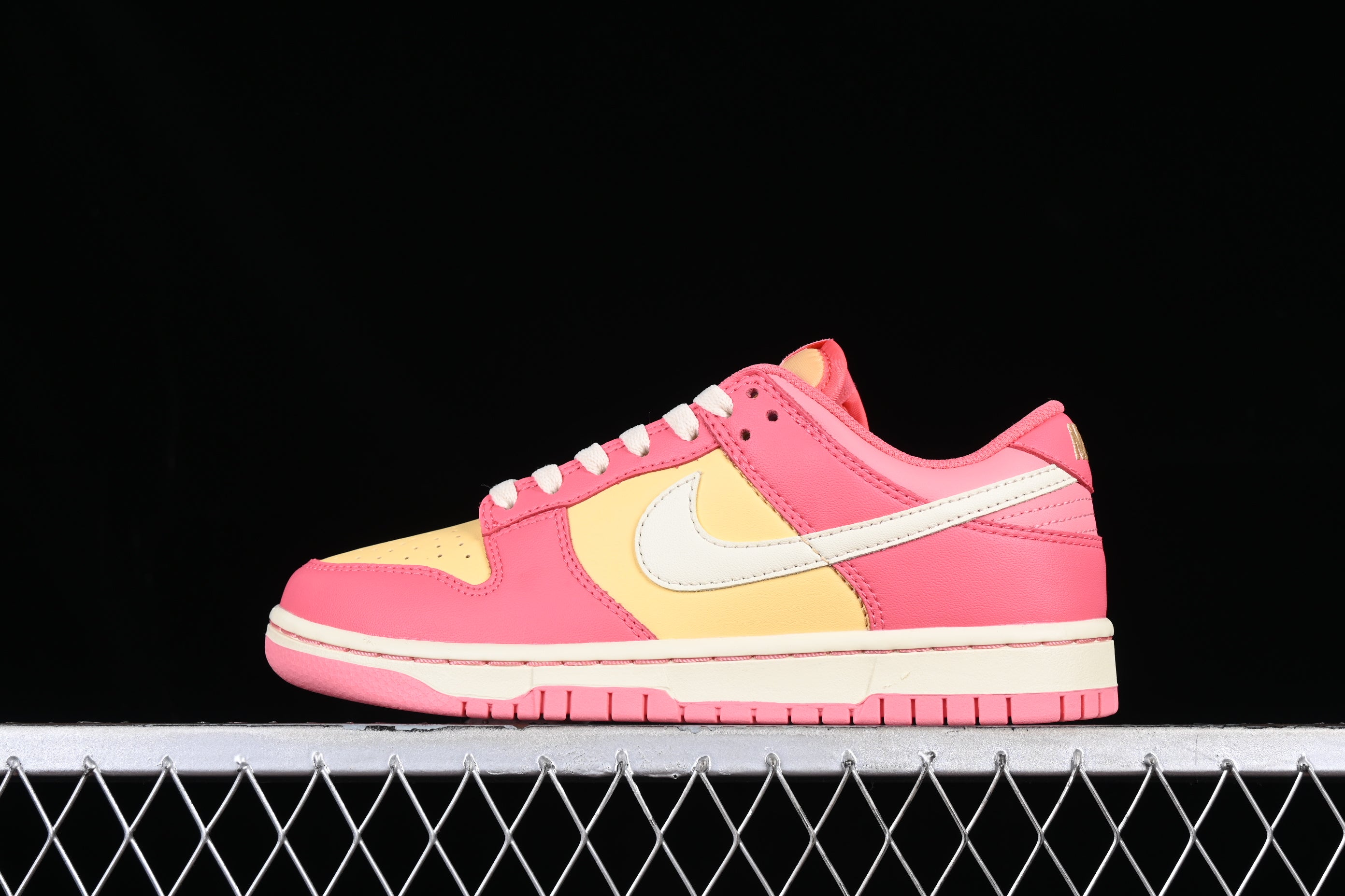 NikeUnisex Dunk Low Strawberry - Peach/Cream