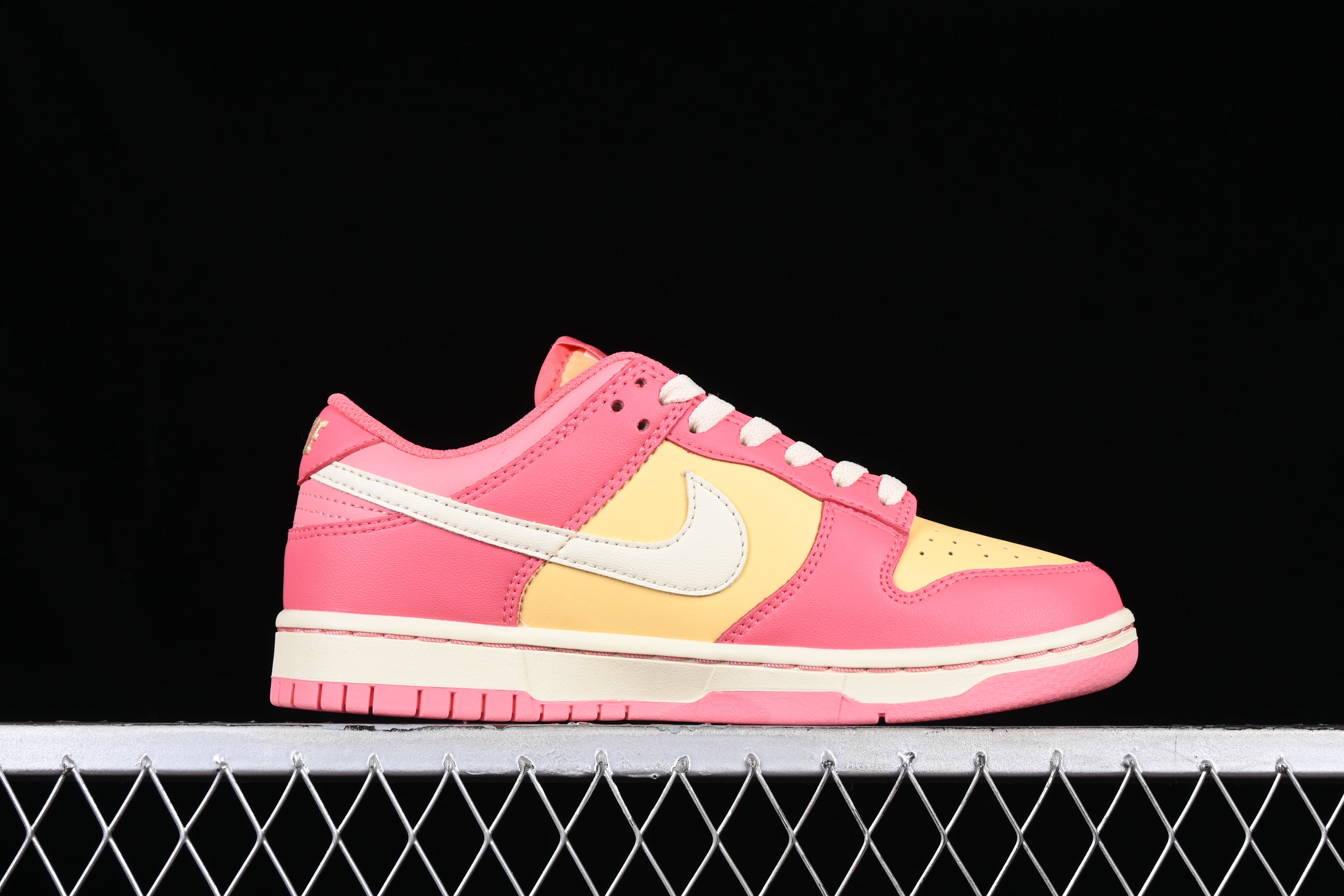 NikeUnisex Dunk Low Strawberry - Peach/Cream