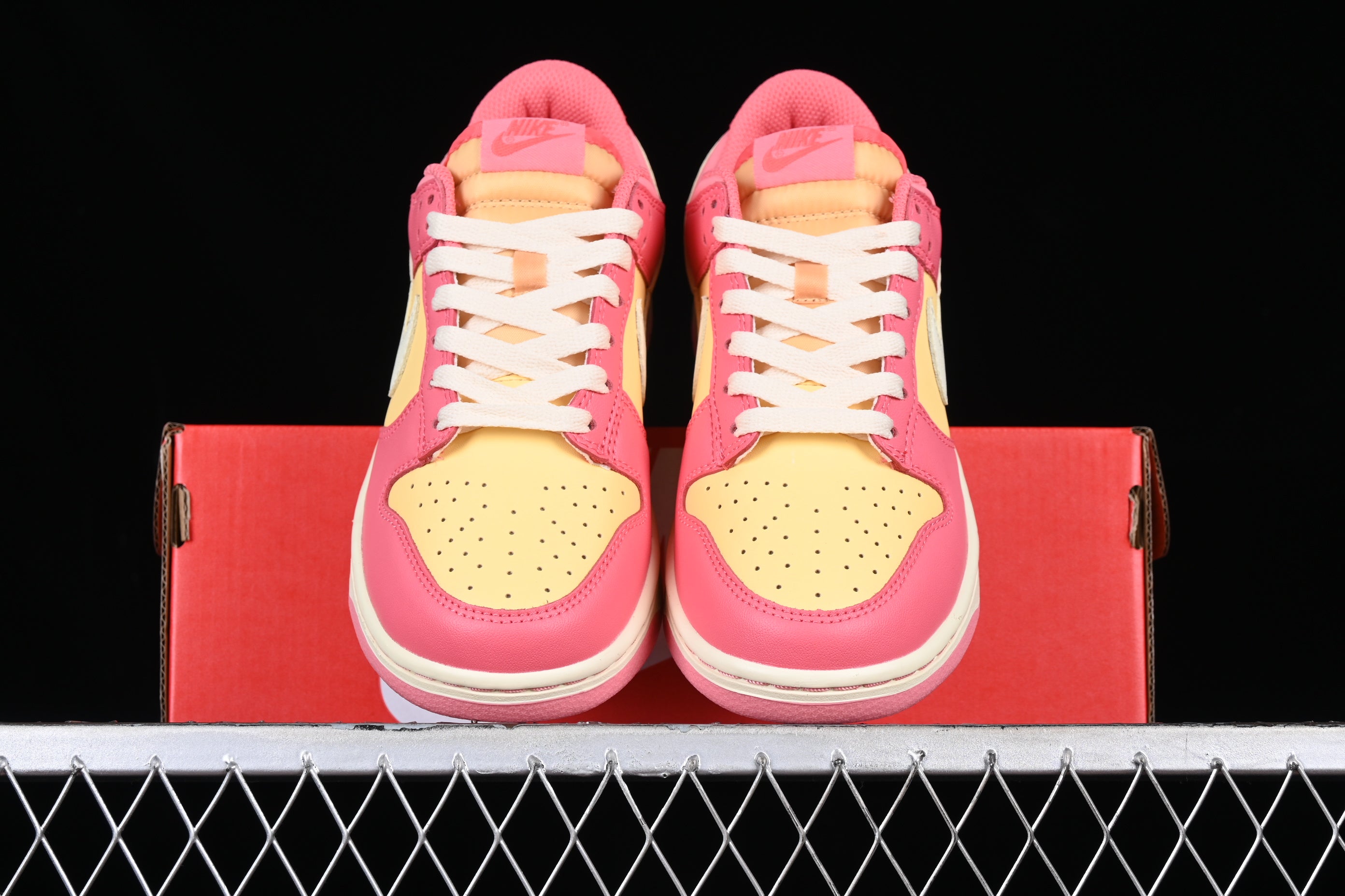 NikeUnisex Dunk Low Strawberry - Peach/Cream