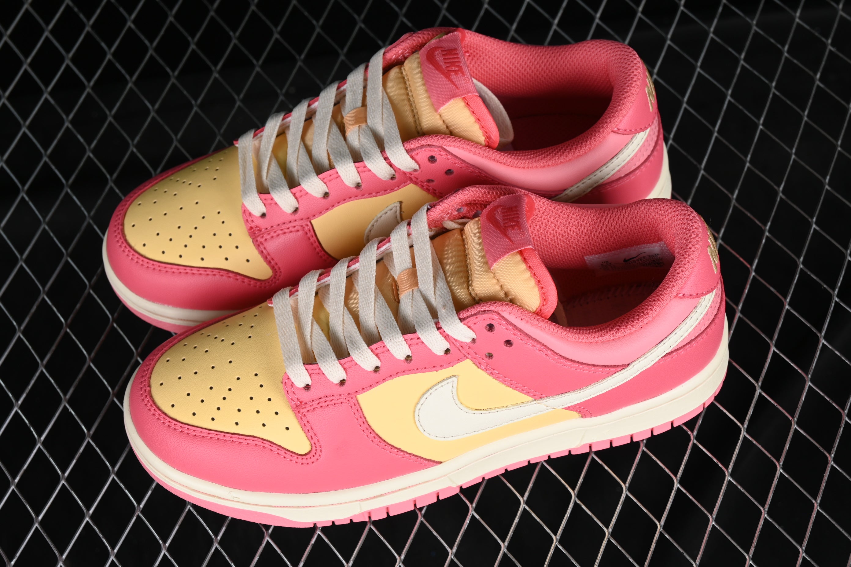 NikeUnisex Dunk Low Strawberry - Peach/Cream