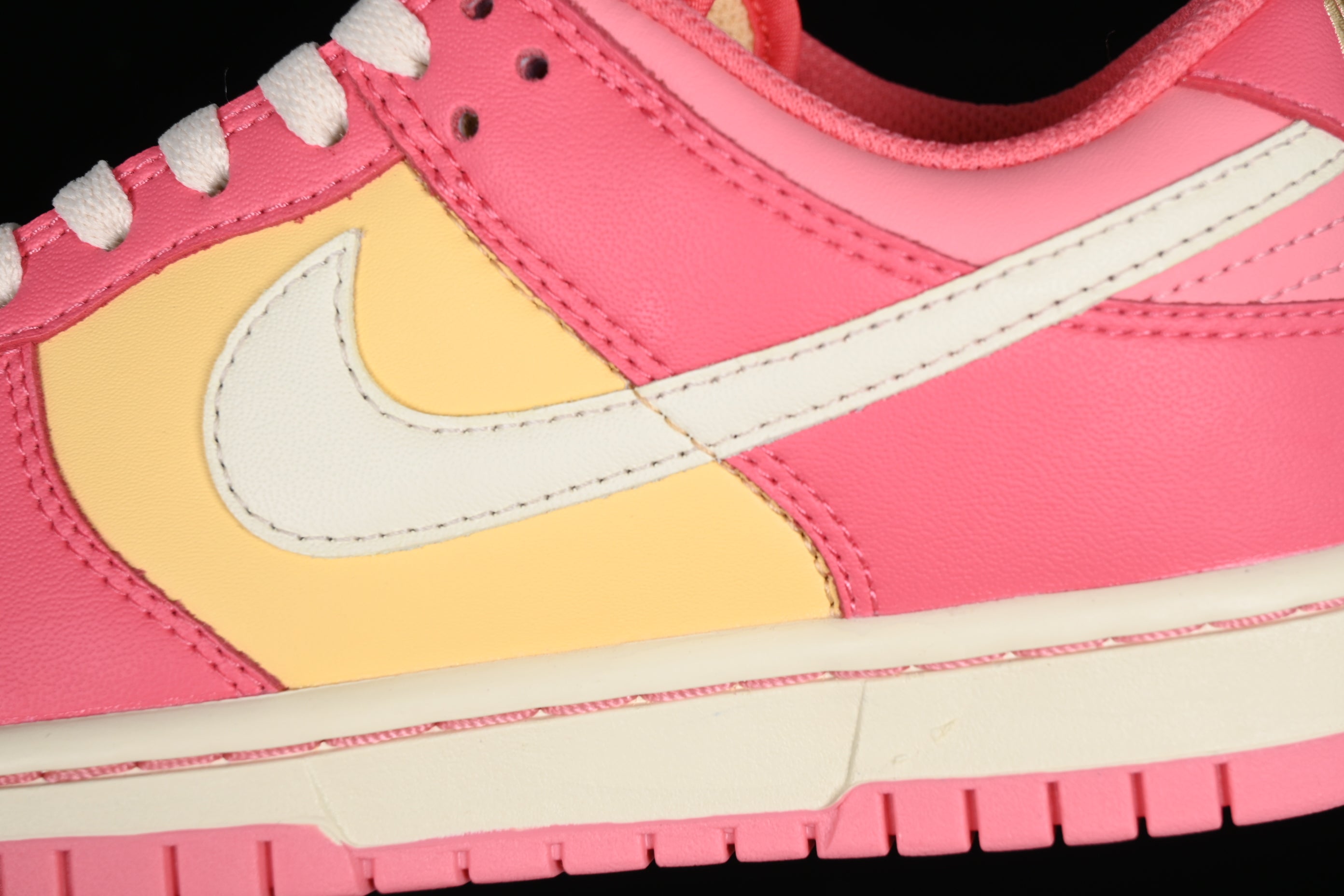 NikeUnisex Dunk Low Strawberry - Peach/Cream