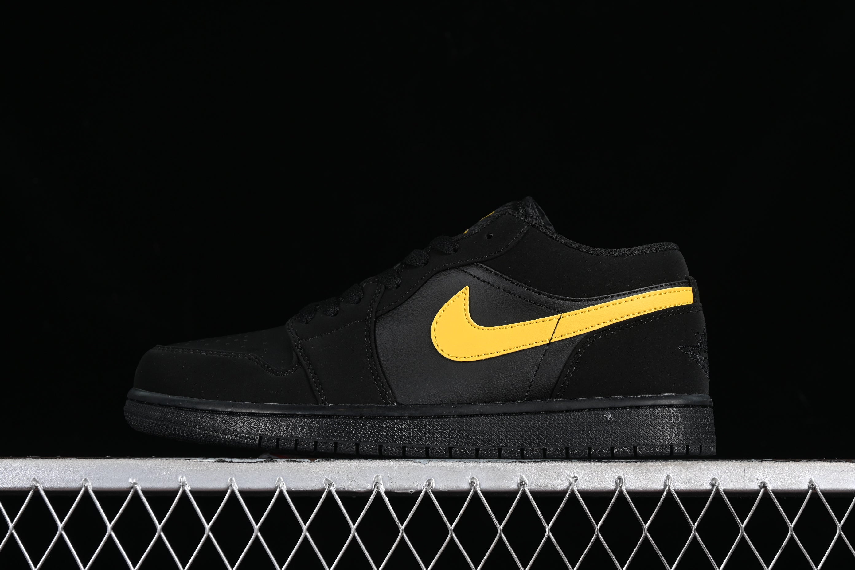 Jordan 1 low black yellow best sale