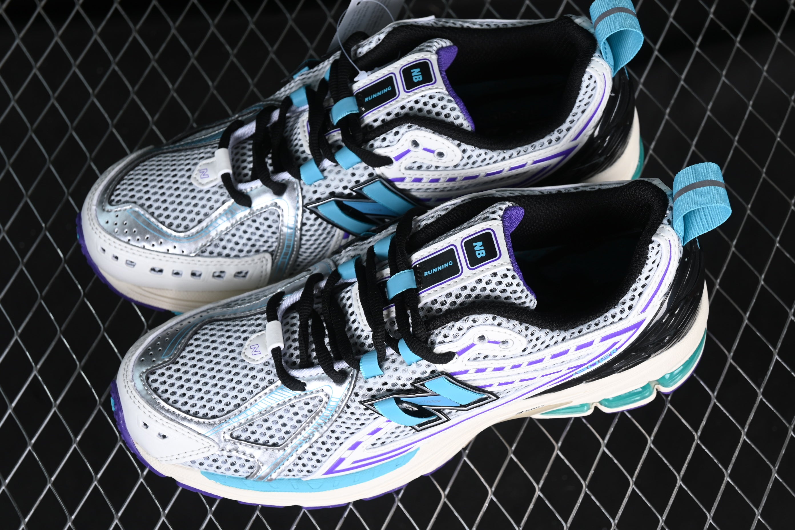 New Balance 1906R - Hornets