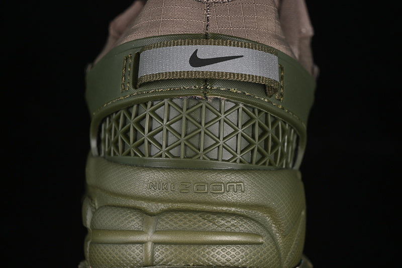 NikeUnisex Zoom Vomero 5 Roam - Brown Medium Olive