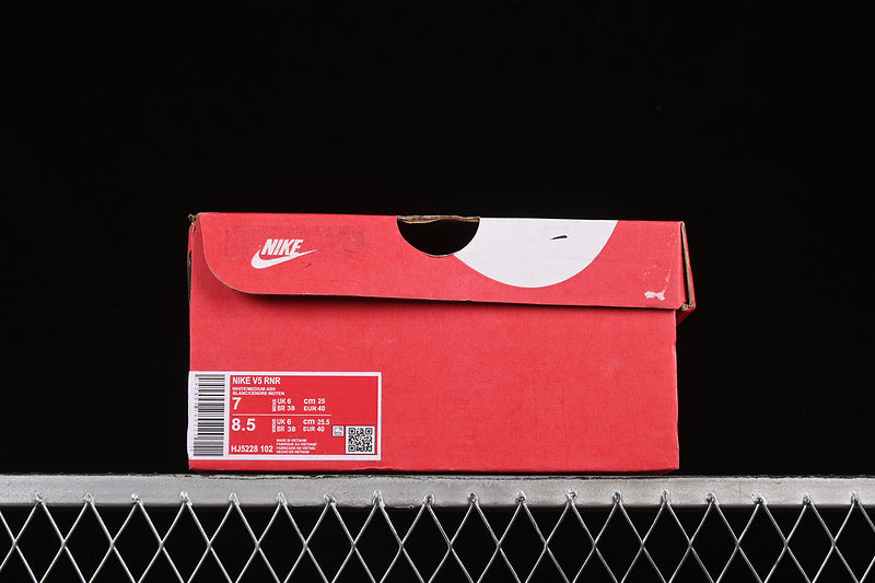 NikeUnisex V5 RNR - Beige Metallic