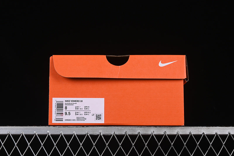 NikeUnisex Vomero 18 - Dark Black