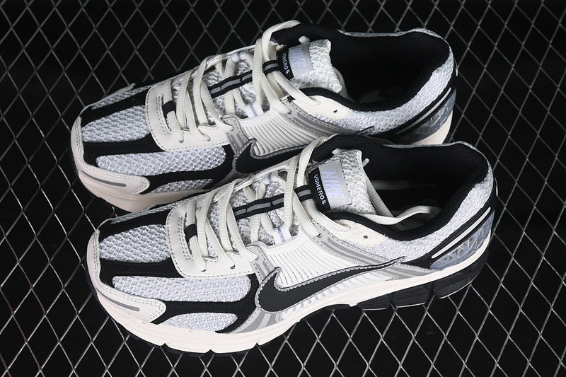 NikeUnisex Zoom Vomero 5 - Silver Black