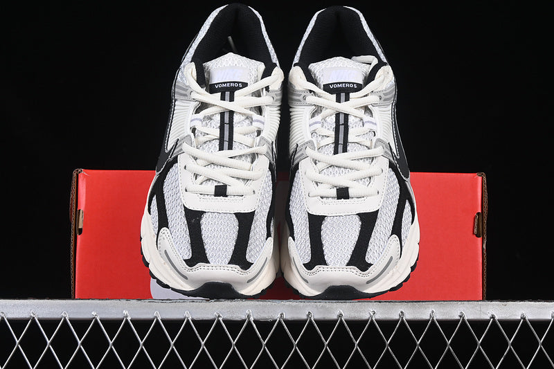 NikeUnisex Zoom Vomero 5 - Silver Black