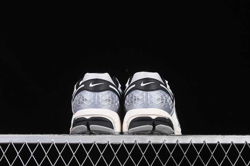 NikeUnisex Zoom Vomero 5 - Silver Black