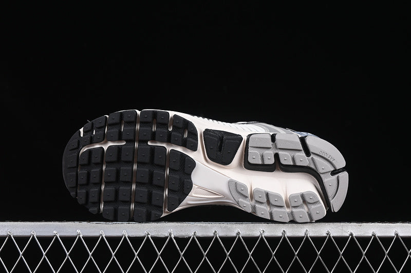 NikeUnisex Zoom Vomero 5 - Silver Black
