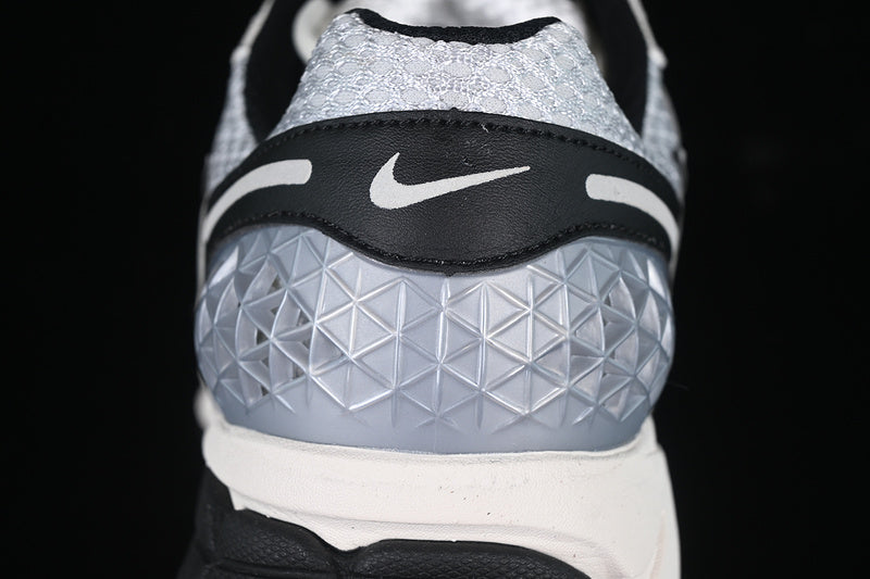 NikeUnisex Zoom Vomero 5 - Silver Black