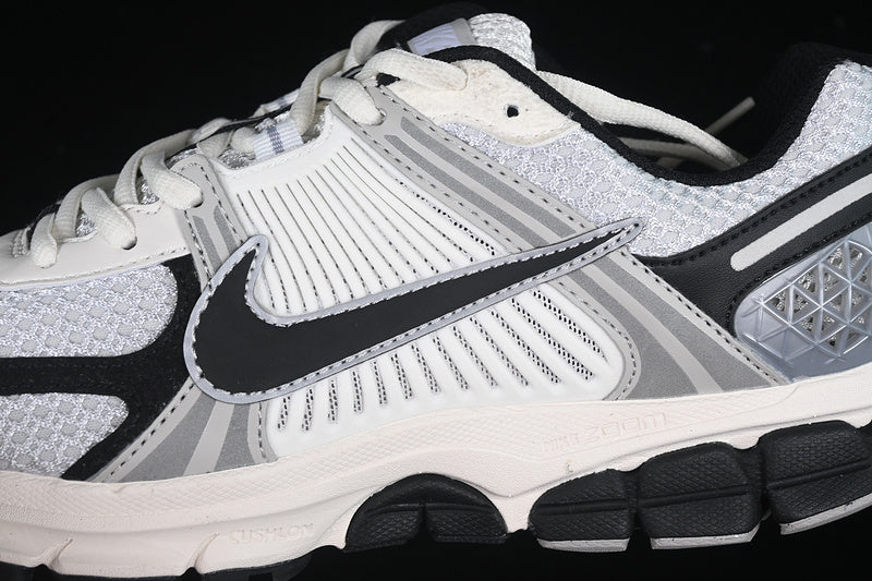 NikeUnisex Zoom Vomero 5 - Silver Black