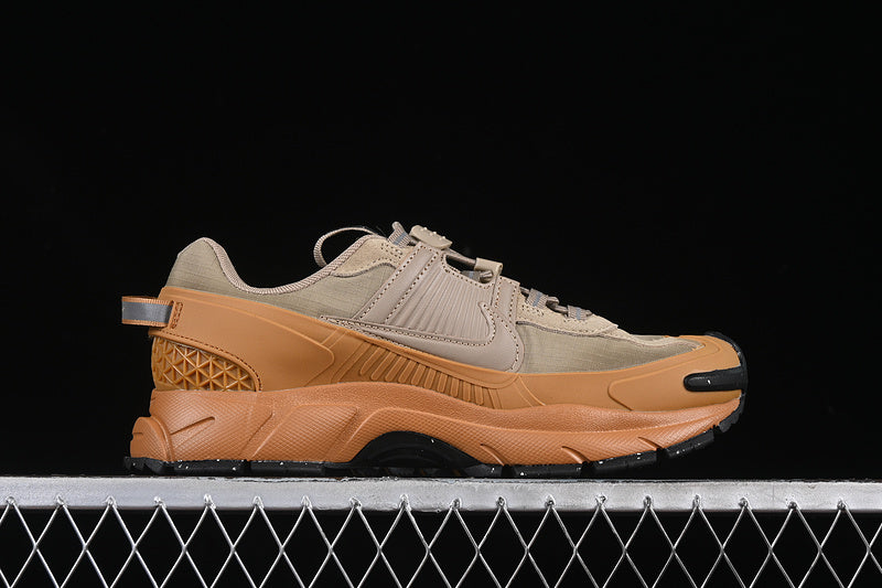 NikeUnisex Zoom Vomero 5 - Flax