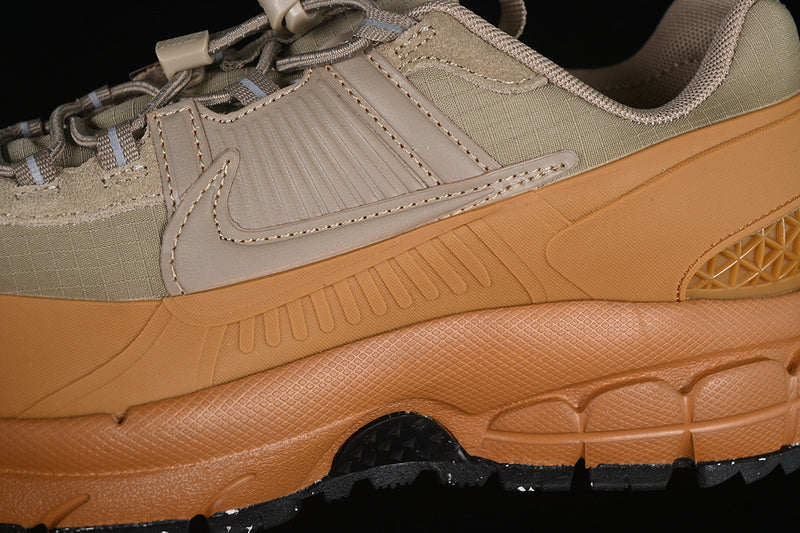 NikeUnisex Zoom Vomero 5 - Flax
