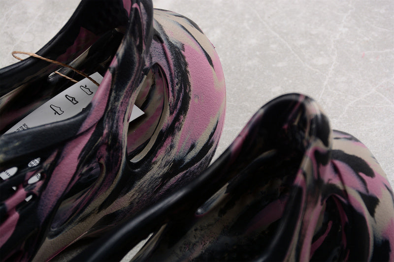 adidasUnisex Yeezy Foam Runner - "MX Carbon"
