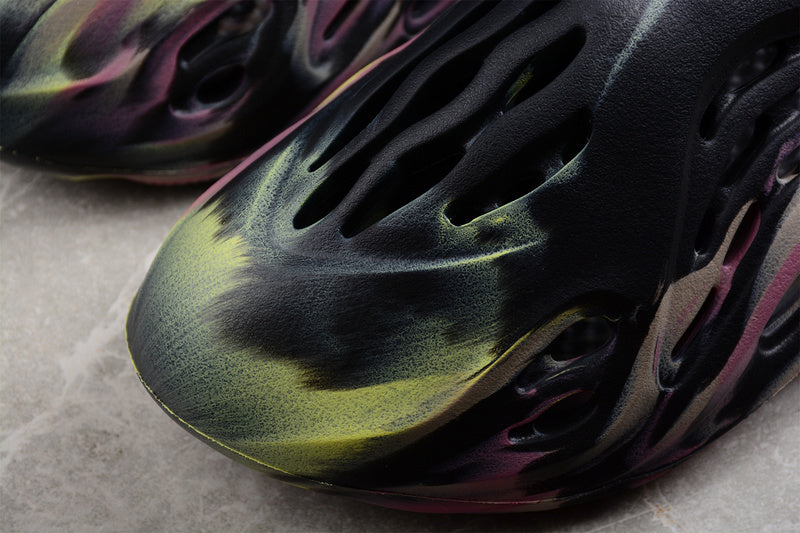 adidasUnisex Yeezy Foam Runner - "MX Carbon"