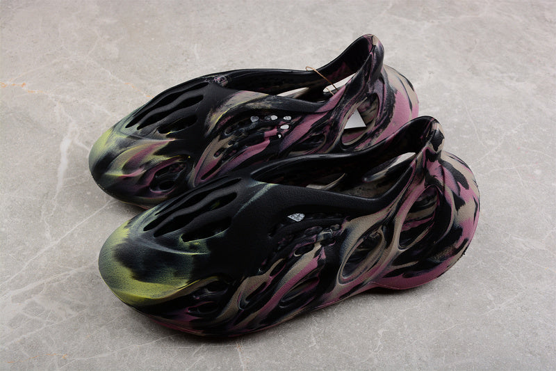 adidasUnisex Yeezy Foam Runner - "MX Carbon"