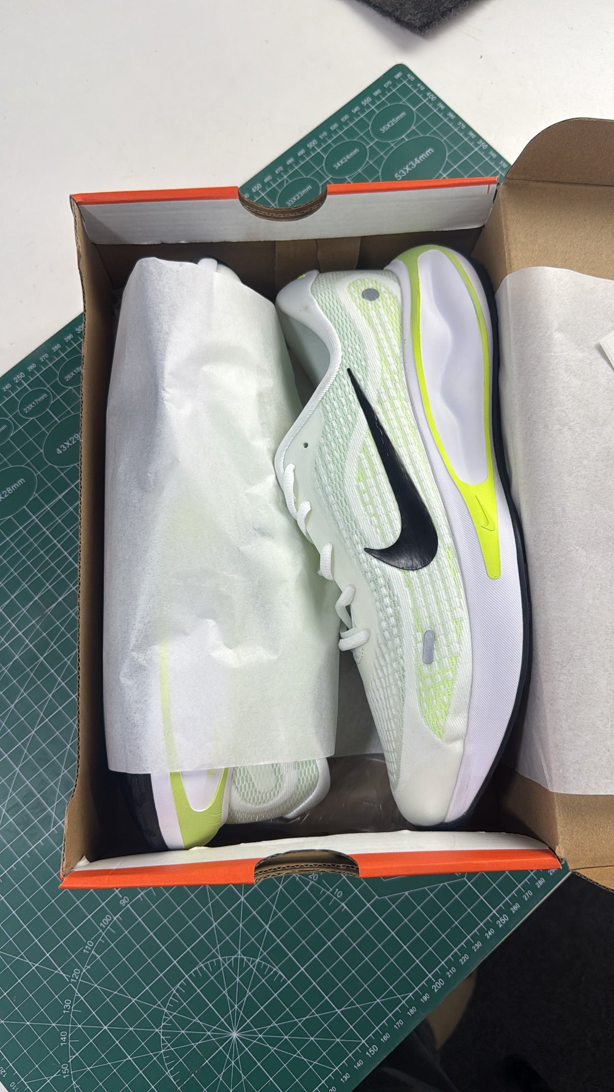 NikeUnisex Journey Run - Barely Volt/White