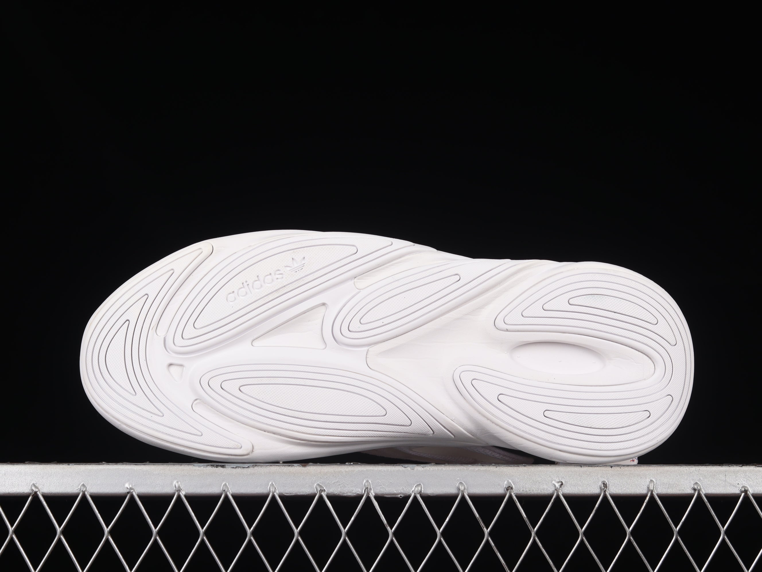 adidasUnisex Ozelia - White/Black