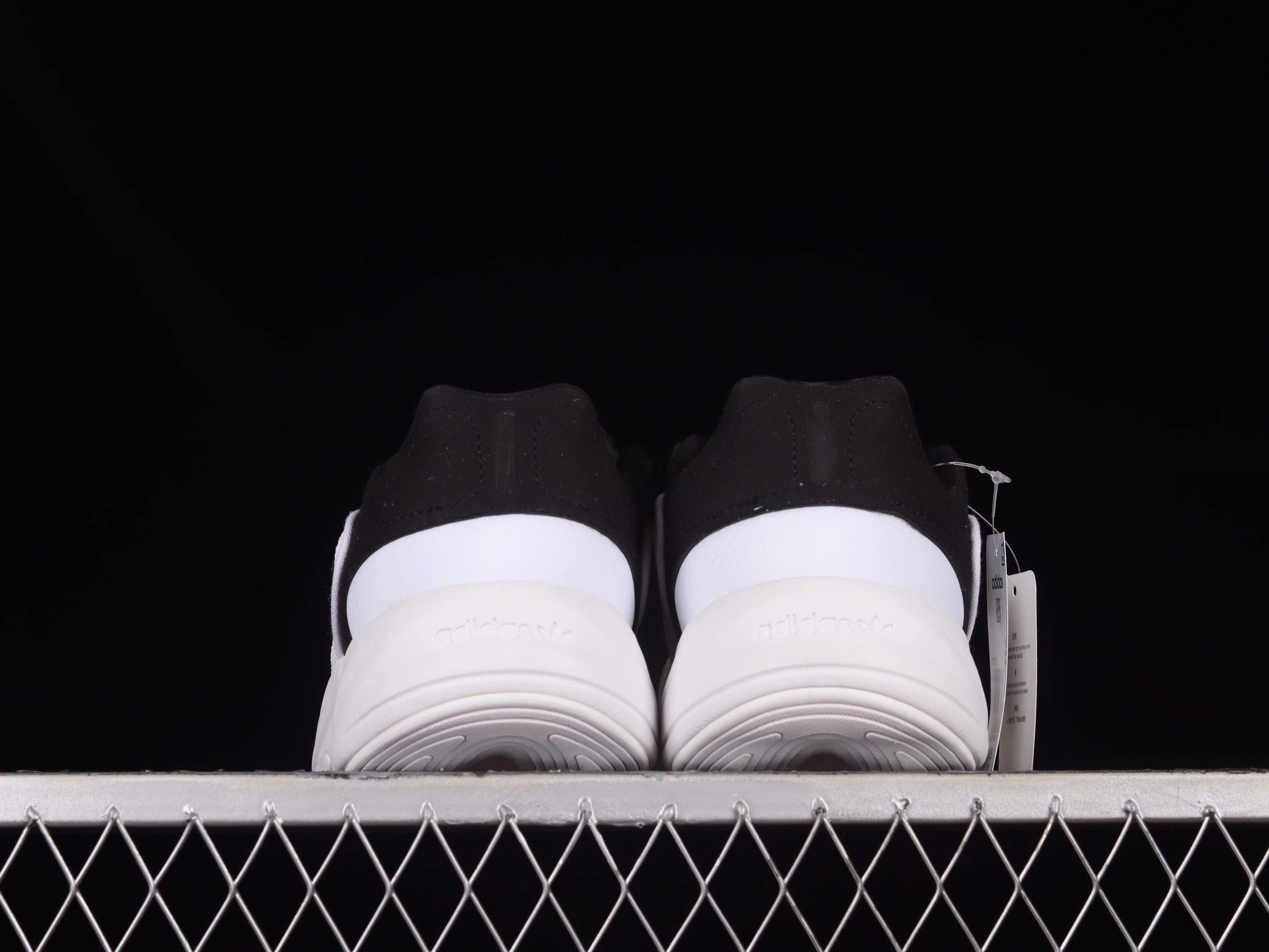 adidasUnisex Ozelia - White/Black
