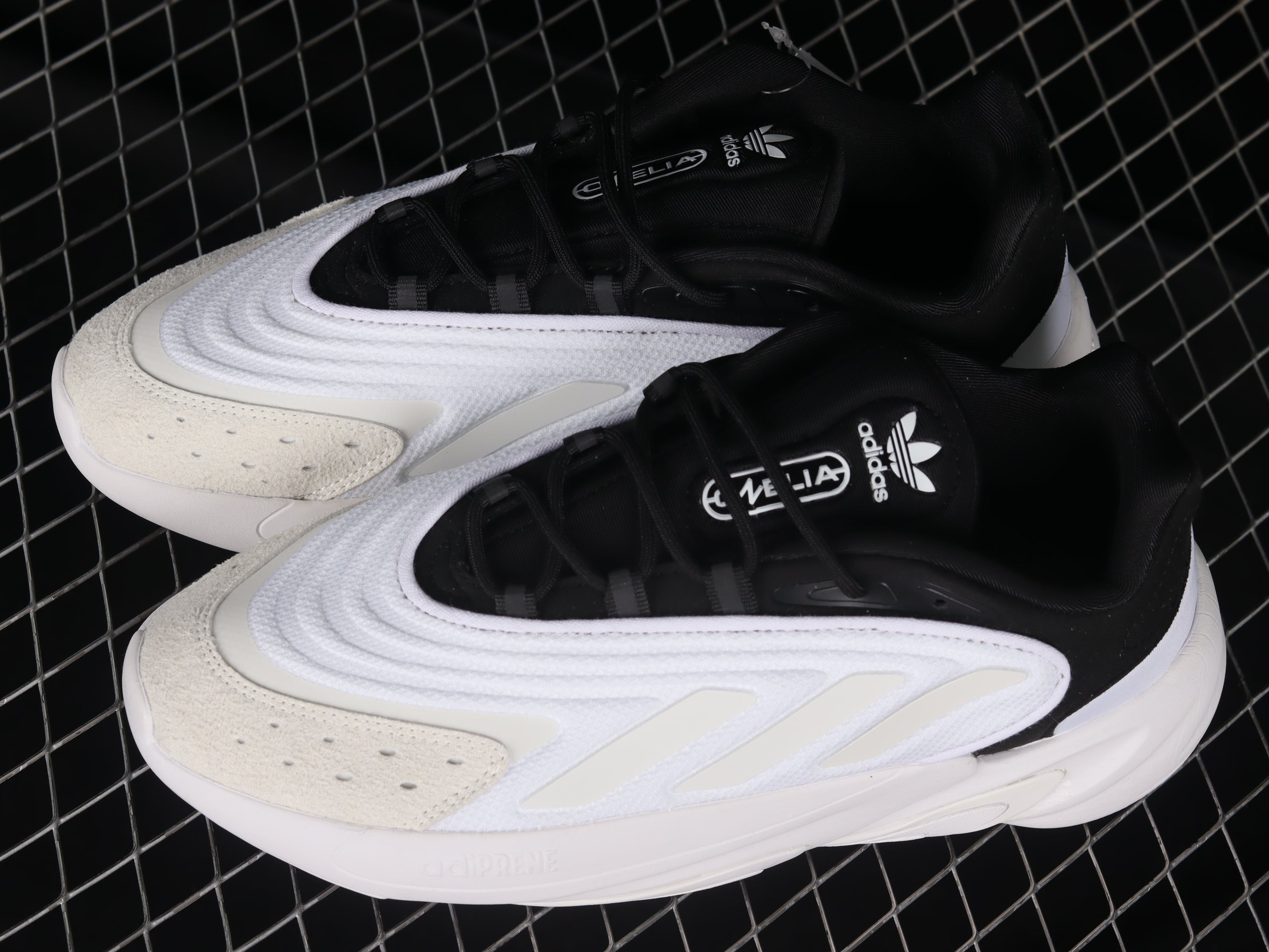 adidasUnisex Ozelia - White/Black