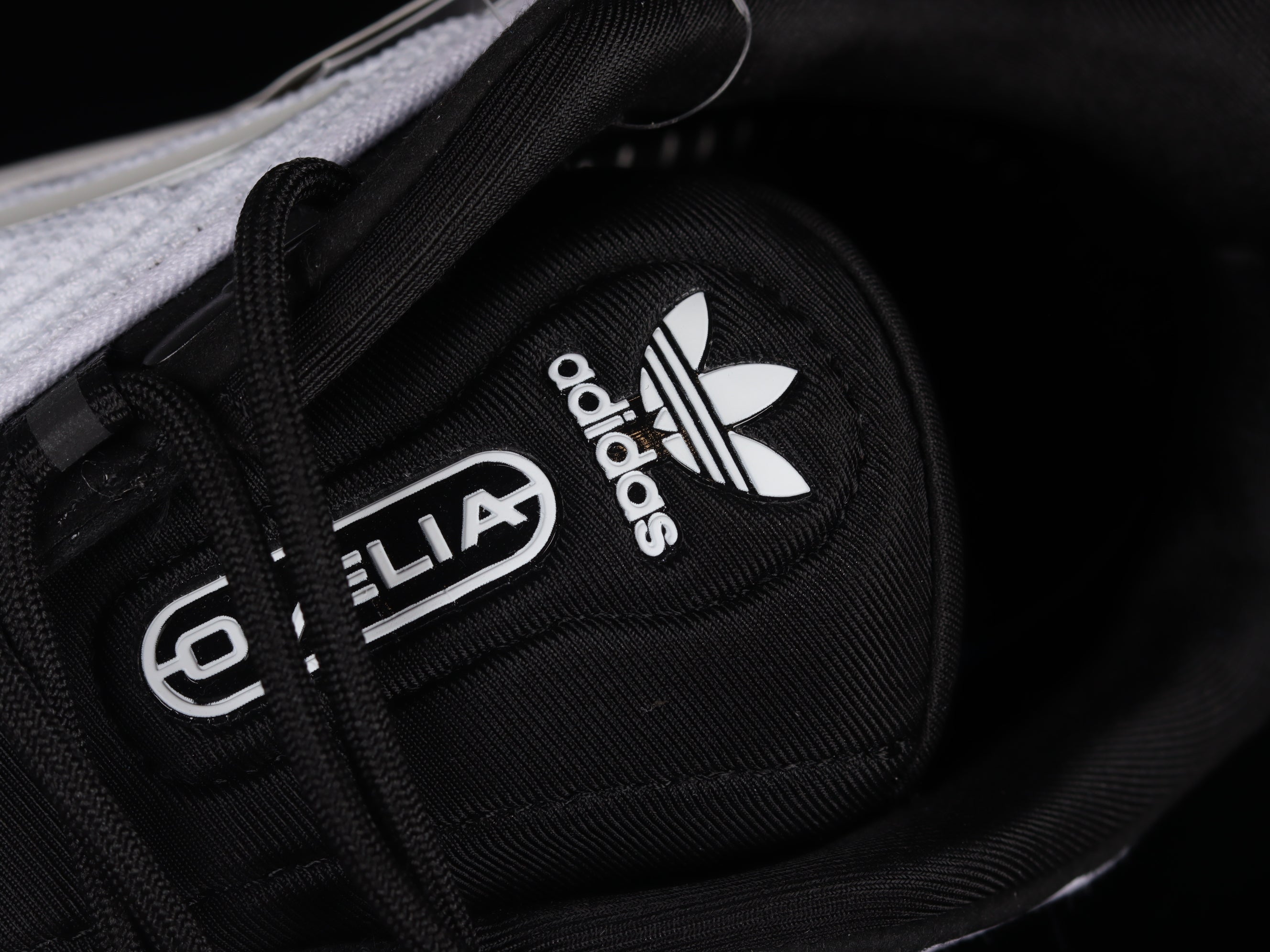 adidasUnisex Ozelia - White/Black