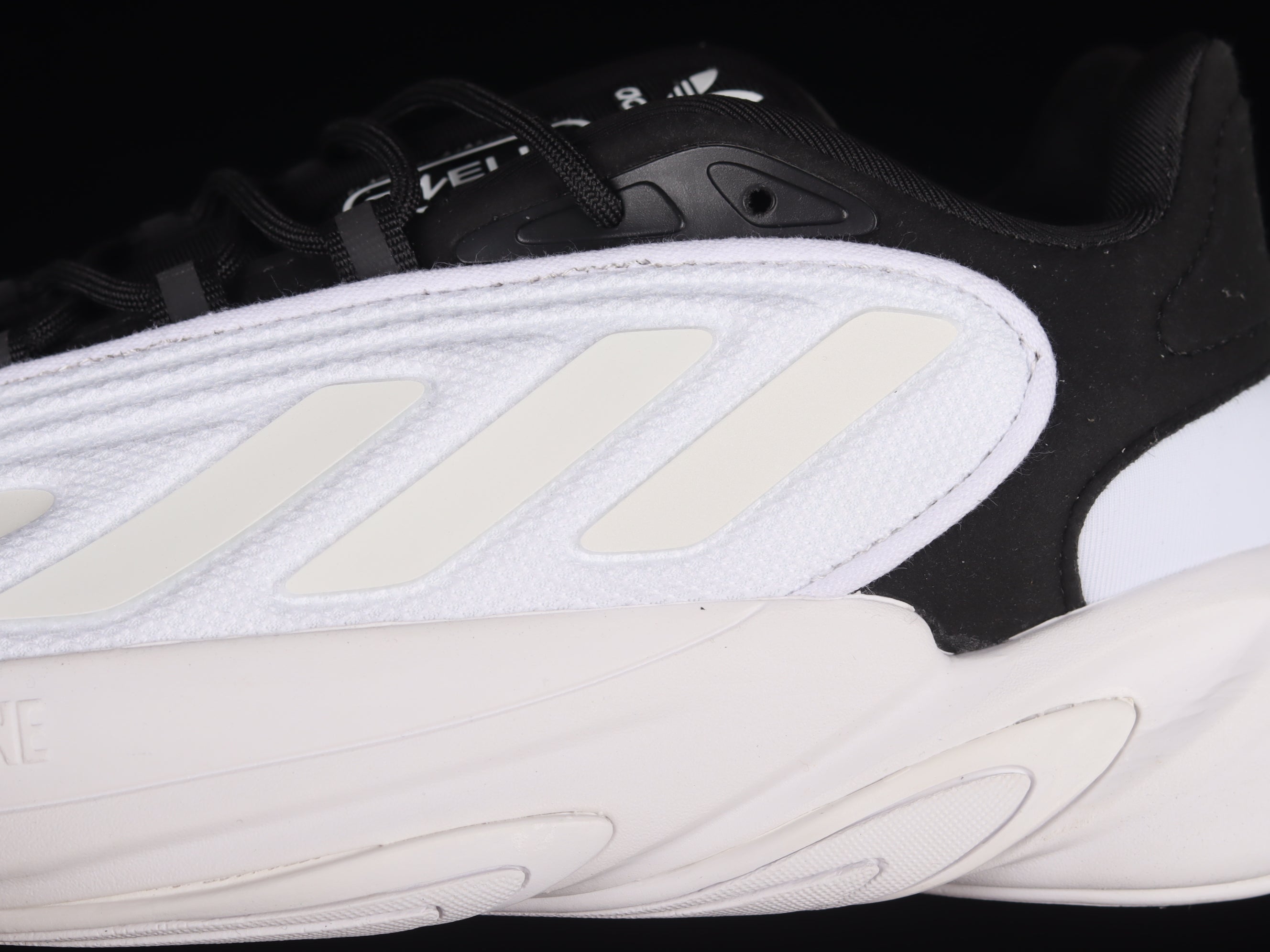 adidasUnisex Ozelia - White/Black