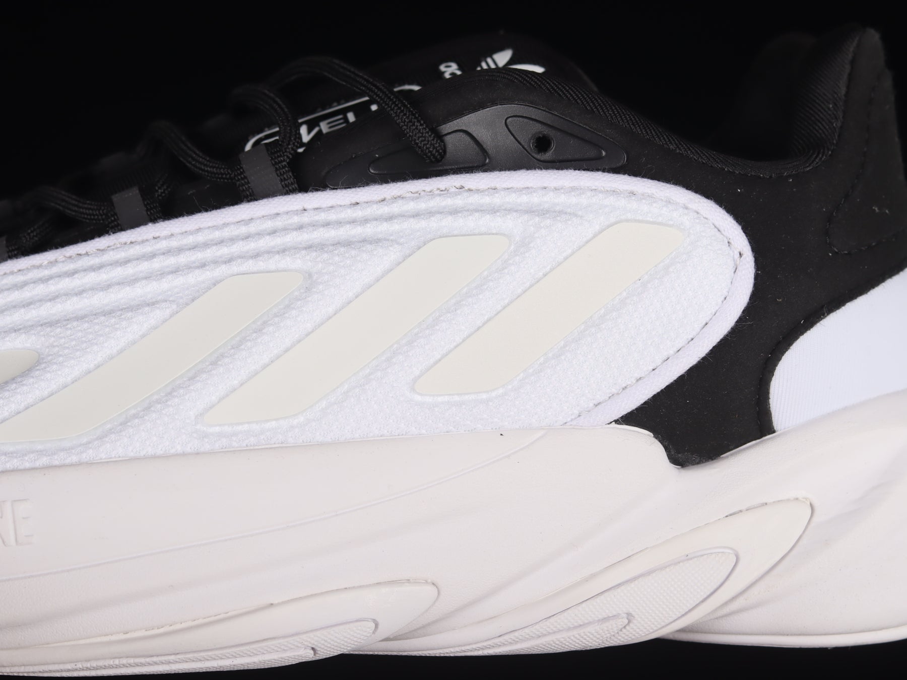 adidasMens Ozelia - White/Black
