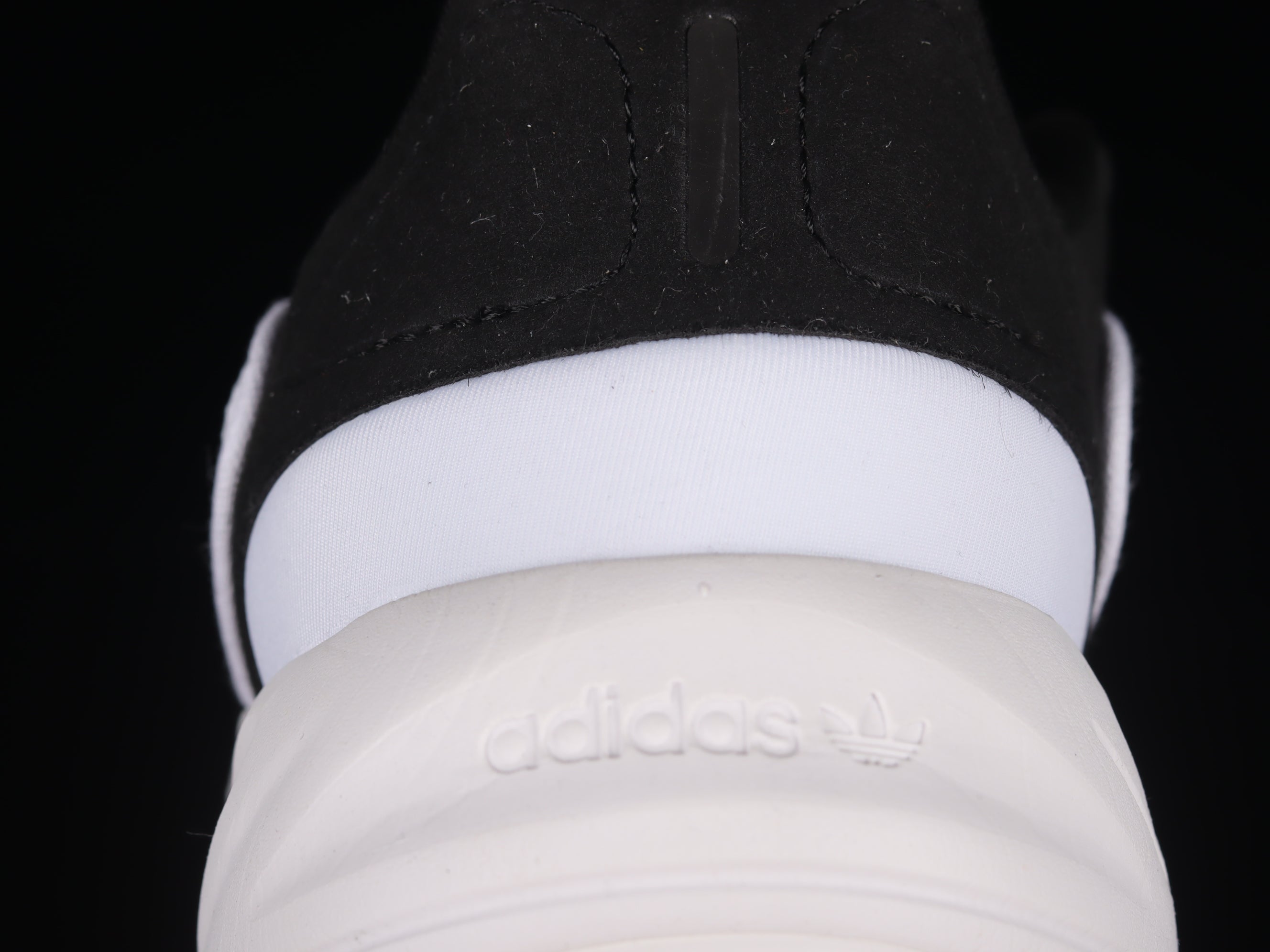 adidasUnisex Ozelia - White/Black